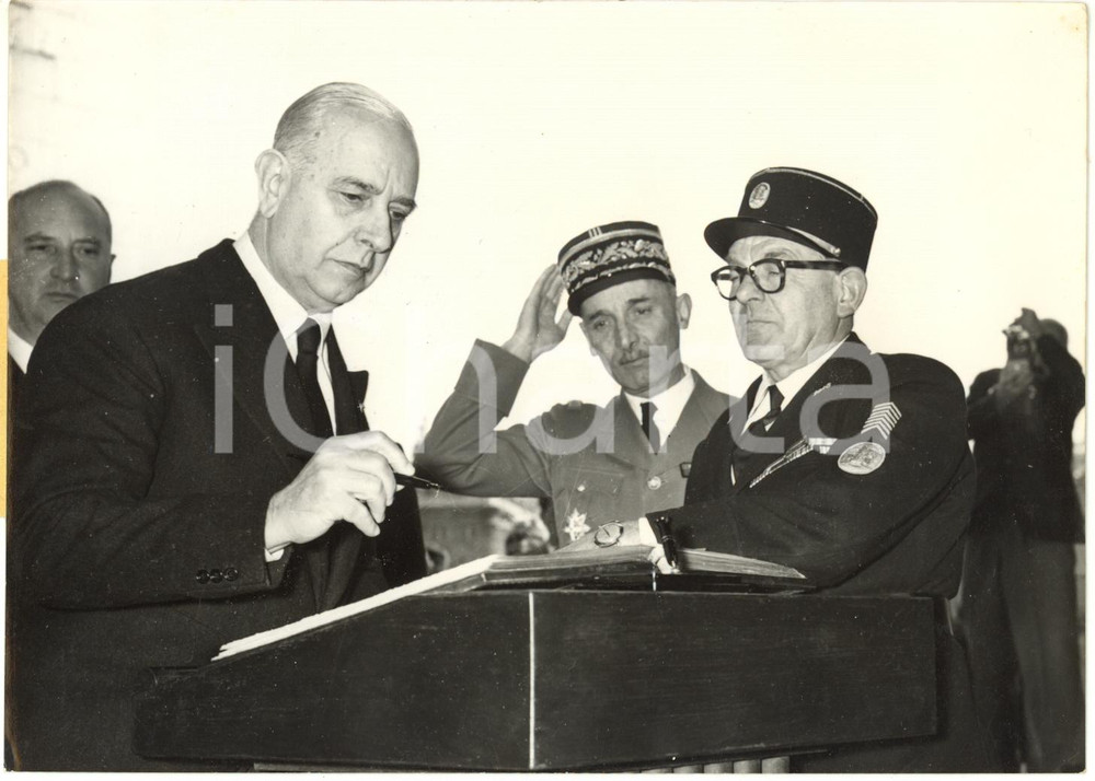 1958 PARIS Alberto ROSSI LONGHI rend hommage à la tombe du soldat inconnu *Photo