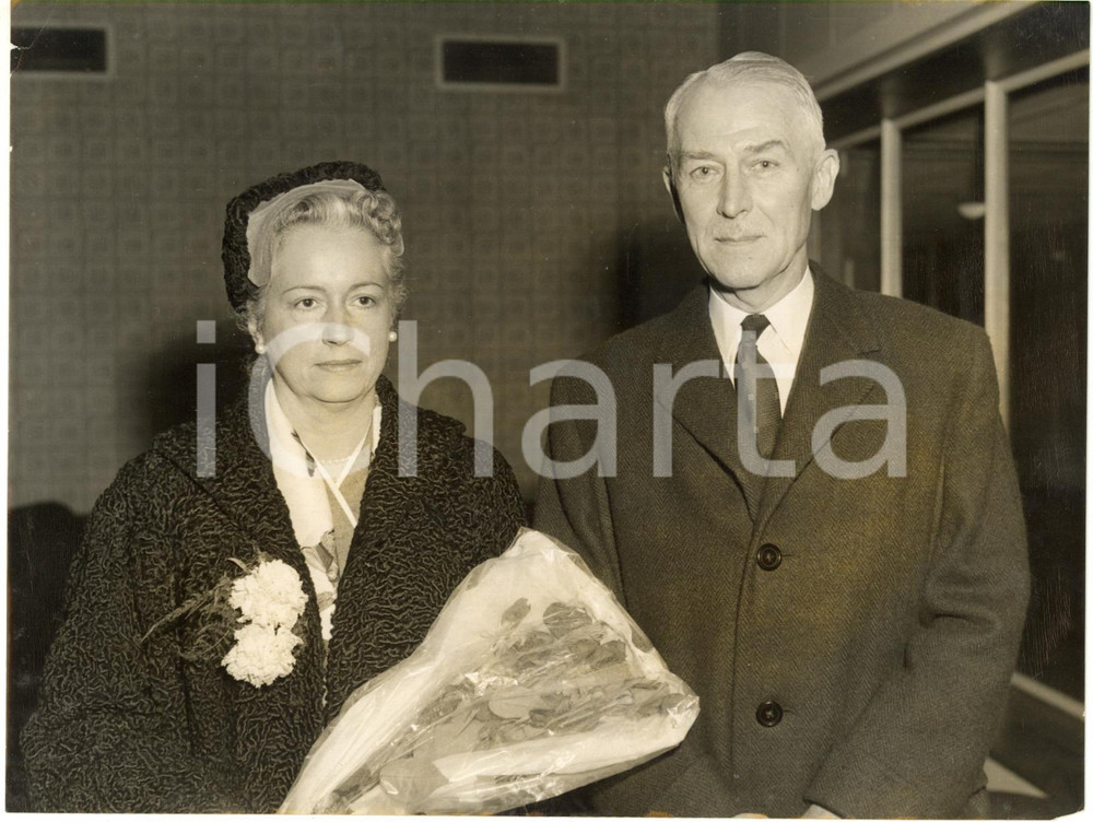 1958 LONDON AIRPORT - Arrival of Belgian ambassador to Britain René VAN MEERBEKE