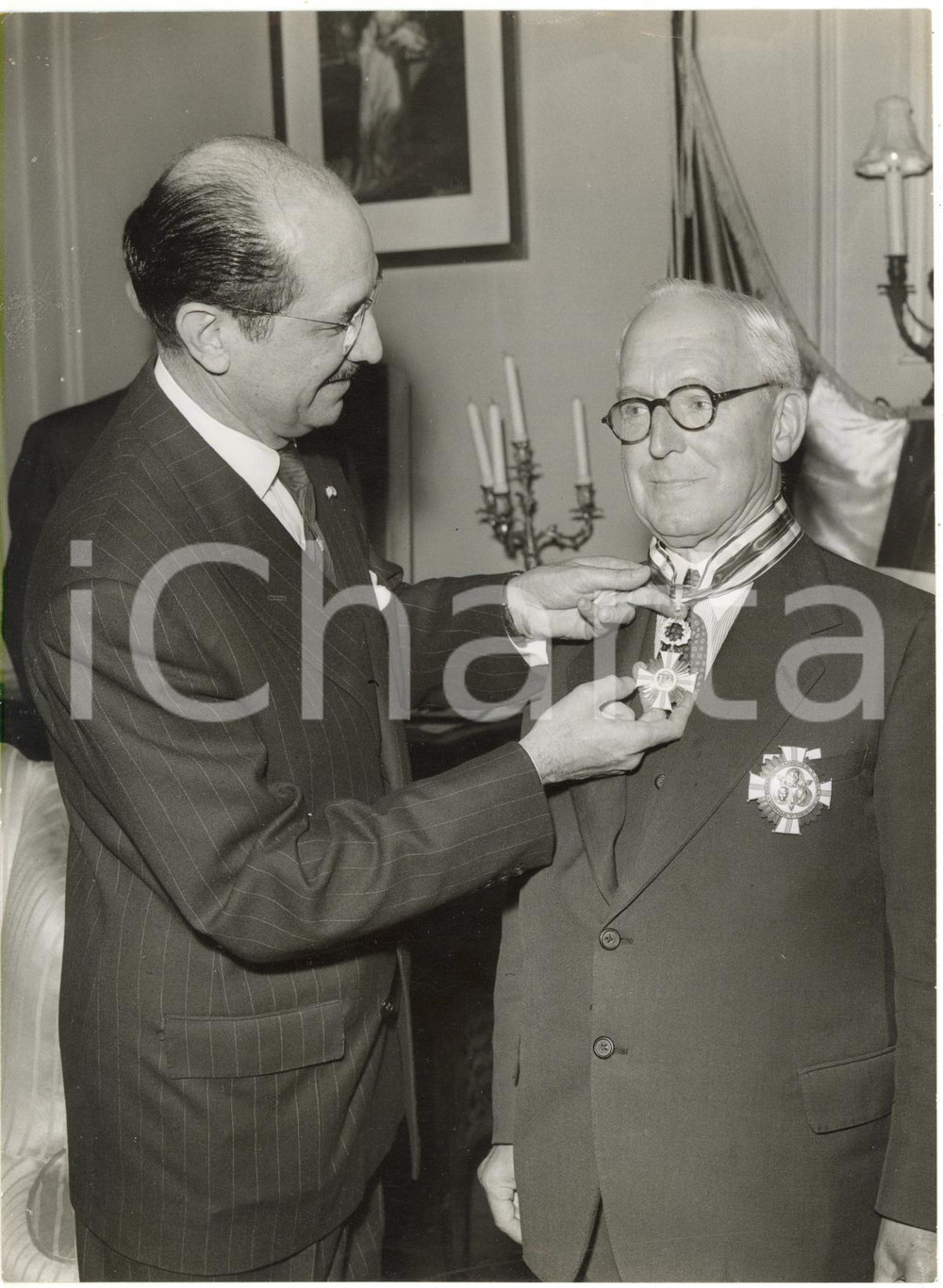 1958 LONDON Dominican Embassy - Luis THOMEN gives Medal of Honor to William ROOK