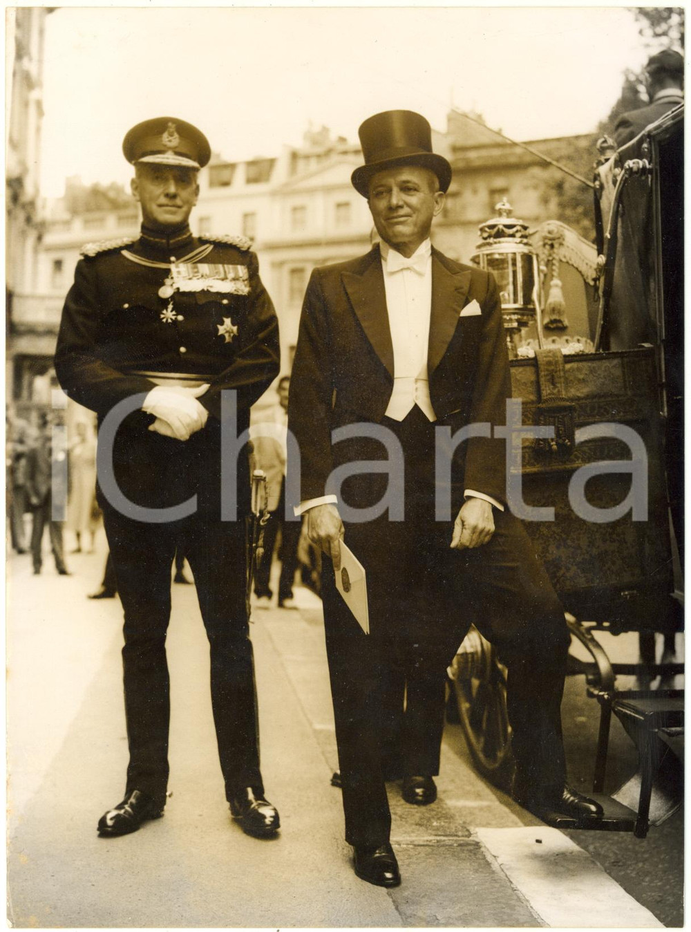 1958 LONDON - Ambassador of Panama Carlos Fernando ALFARO goes to see the Queen