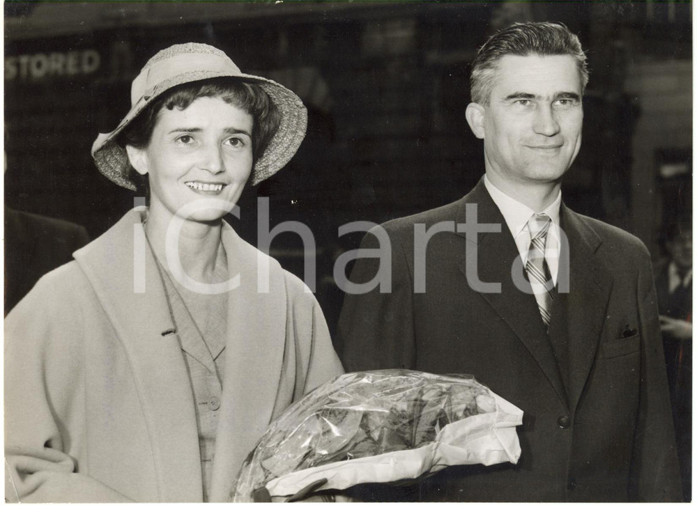 1958 LONDON Victoria Station - Miroslav GALUŠKA ambassador of Czechoslovakia