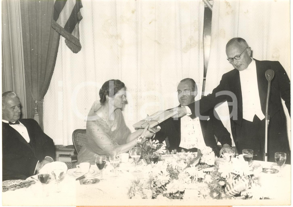 1953 ZURICH - Emil LANDOLT gives a gift to USA ambassador Frances WILLIS *Photo