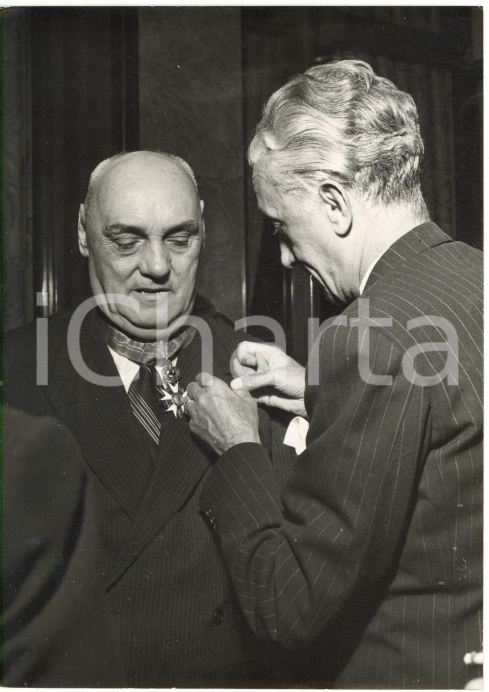 1955 ca MILANO - Jacques FOUQUES-DUPARC consegna Legion d'Onore a Ernesto CAPPA