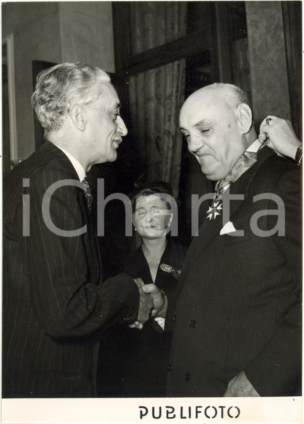 1955 ca MILANO Jacques FOUQUES-DUPARC consegna Legion d'Onore a Ernesto CAPPA