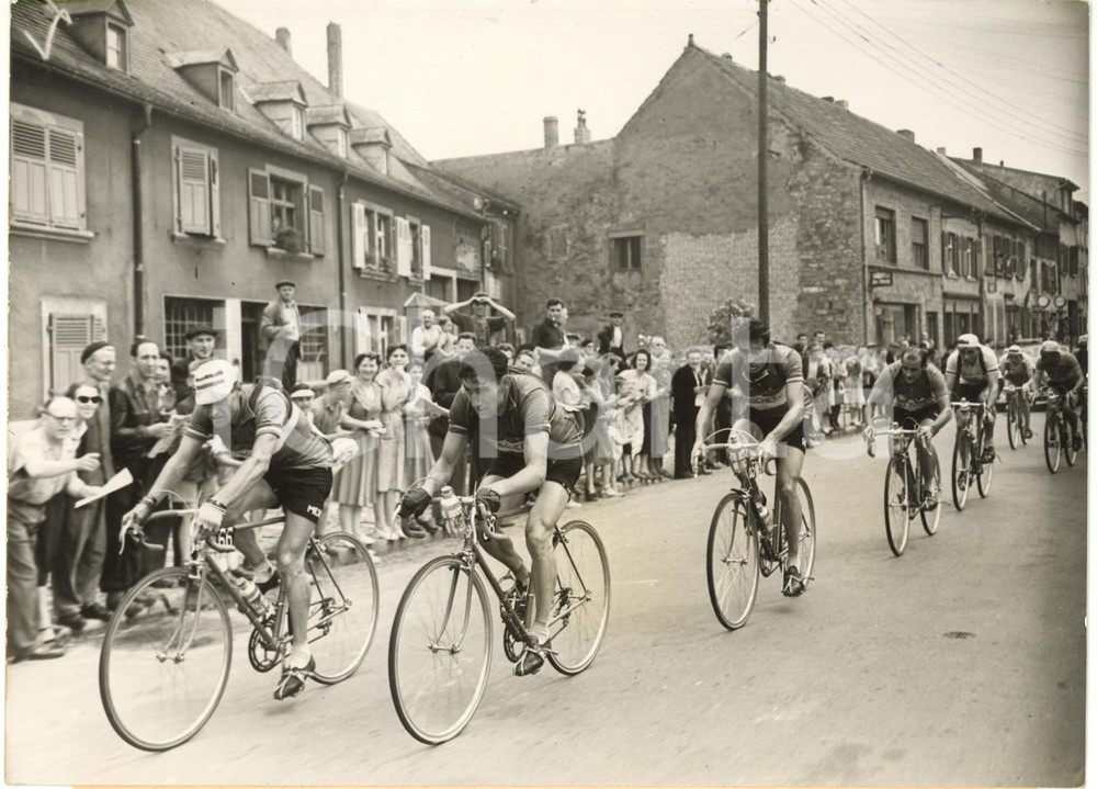 1953 TOUR DE FRANCE - Nello LAUREDI suivi de Raphaël GÉMINIANI *Photo 18x13 cm