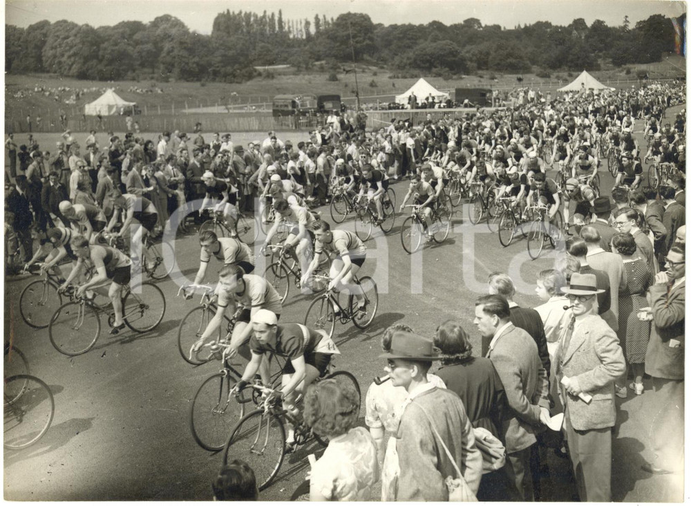 1953 LONDON Crystal Palace - Junior scratch race at the CYCLING FESTIVAL *Photo