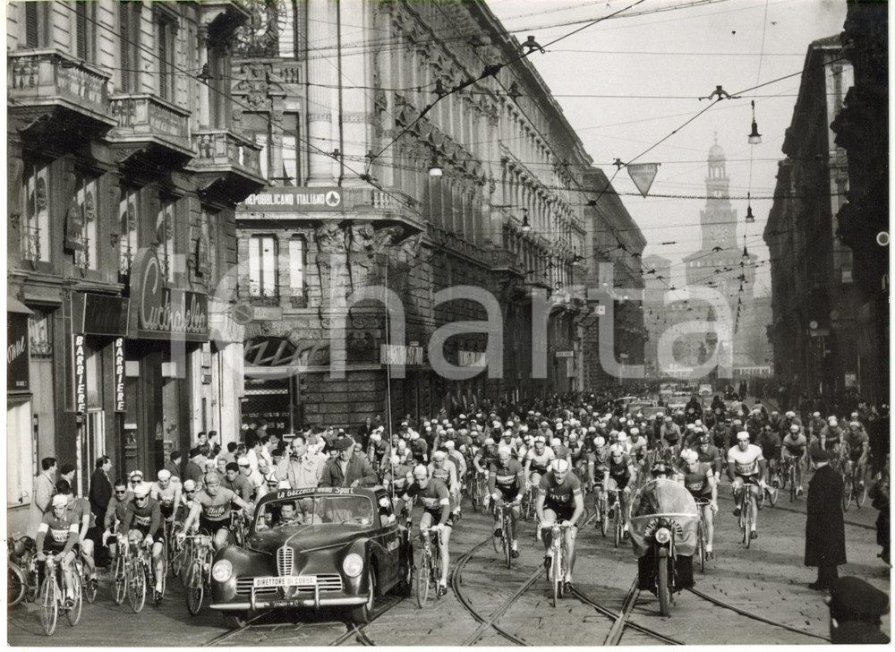 1955 MILANO CICLISMO - I corridori lungo Via Dante per la Milano-Sanremo *Foto