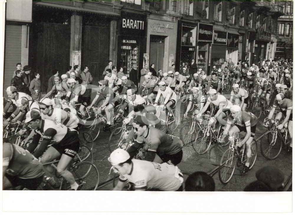 1955 MILANO CICLISMO - Corridori lungo Via Dante per la Milano-Sanremo *Foto