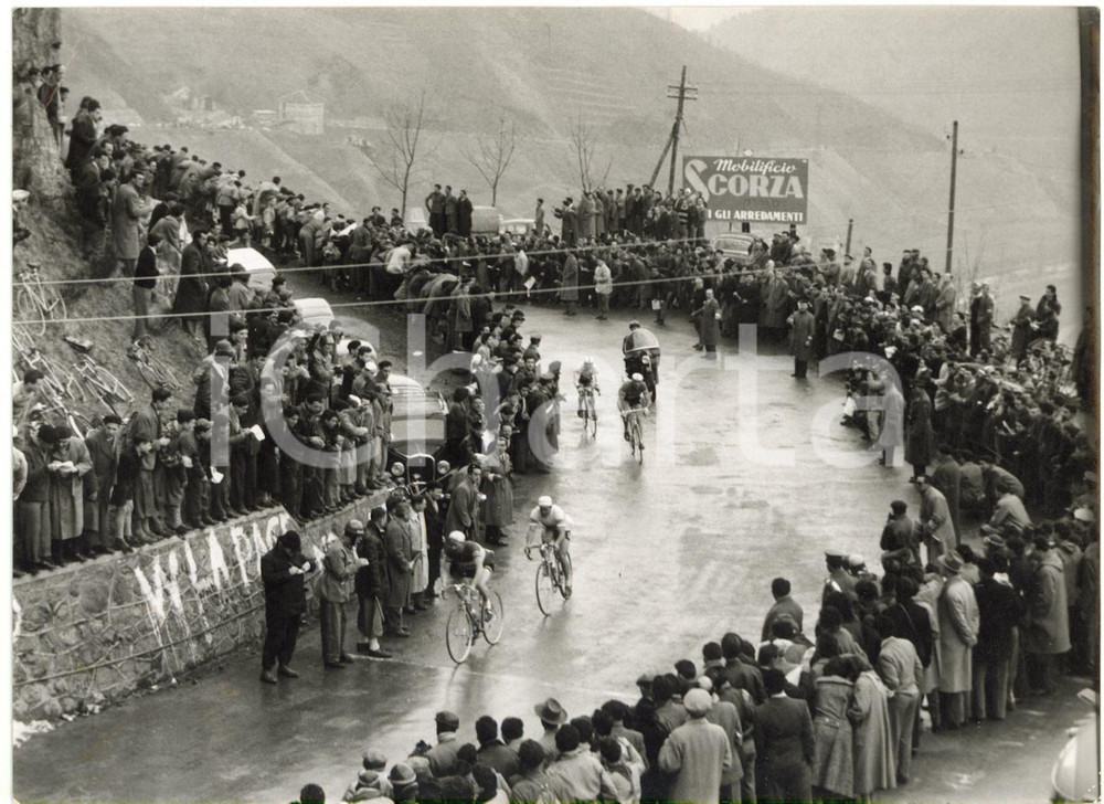 1955 CICLISMO MILANO-SANREMO - Folla guarda il passaggio sul Passo del Turchino