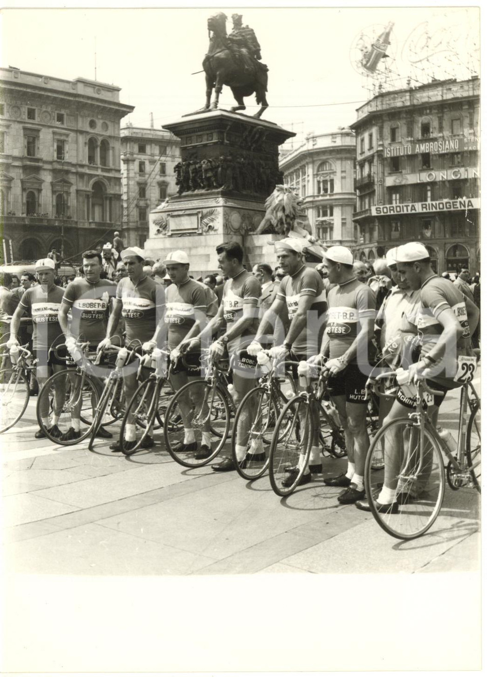 1955 MILANO Piazza Duomo GIRO D'ITALIA - Squadra V.C. BUSTESE alla partenza