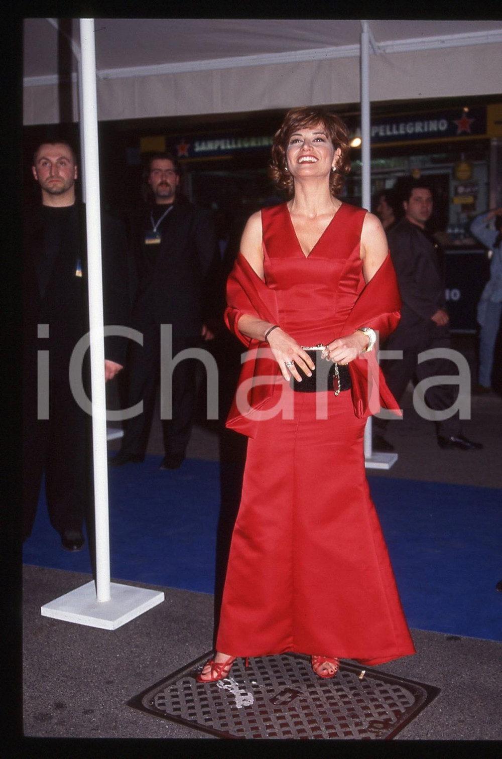 35mm vintage slide* 1996 MILANO Simona VENTURA alla Notte dei TELEGATTI Diapositiva d'epoca, in formato 35 mm. CONDIZIONI: GOODE' severamente vietata la riproduzione. Tutti i diritti sono riservati. ICharta mette in vendita, sul negozio eBay e in esclusiva sul sito "icharta" il proprio archivio composto da numerose diapositive e negativi fotografici d'epoca, tutti originali e autentici, che attraversano la storia del costume italiano tra gli la fine degli anni Sessanta e Novanta.Si tratta di uno sguardo inedito sull'attualit&agrave;, la politica, la vita quotidiana, il gossip e la cultura, che fotografa il cambiamento della nazione in quest'ultimo scorcio del XX secolo. Un'occasione unica per il mercato del collezionismo, che vede finalmente disponibile un archivio eccezionale per vastit&agrave;, tematiche e condizioni, in un settore (il negativo fotografico e la diapositiva) di assoluta novit&agrave; e dalle interessanti prospettive di investimento.  originale e autentica 1