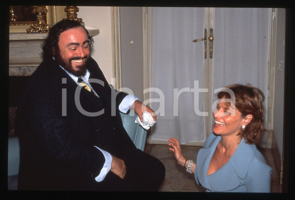 35mm vintage slide* 1991 MODENA Luciano PAVAROTTI e Simona VENTURA Ritratto (3) Diapositiva d'epoca, in formato 35 mm. CONDIZIONI: GOODE' severamente vietata la riproduzione. Tutti i diritti sono riservati. ICharta mette in vendita, sul negozio eBay e in esclusiva sul sito "icharta" il proprio archivio composto da numerose diapositive e negativi fotografici d'epoca, tutti originali e autentici, che attraversano la storia del costume italiano tra gli la fine degli anni Sessanta e Novanta.Si tratta di uno sguardo inedito sull'attualit&agrave;, la politica, la vita quotidiana, il gossip e la cultura, che fotografa il cambiamento della nazione in quest'ultimo scorcio del XX secolo. Un'occasione unica per il mercato del collezionismo, che vede finalmente disponibile un archivio eccezionale per vastit&agrave;, tematiche e condizioni, in un settore (il negativo fotografico e la diapositiva) di assoluta novit&agrave; e dalle interessanti prospettive di investimento.  originale e autentica 1