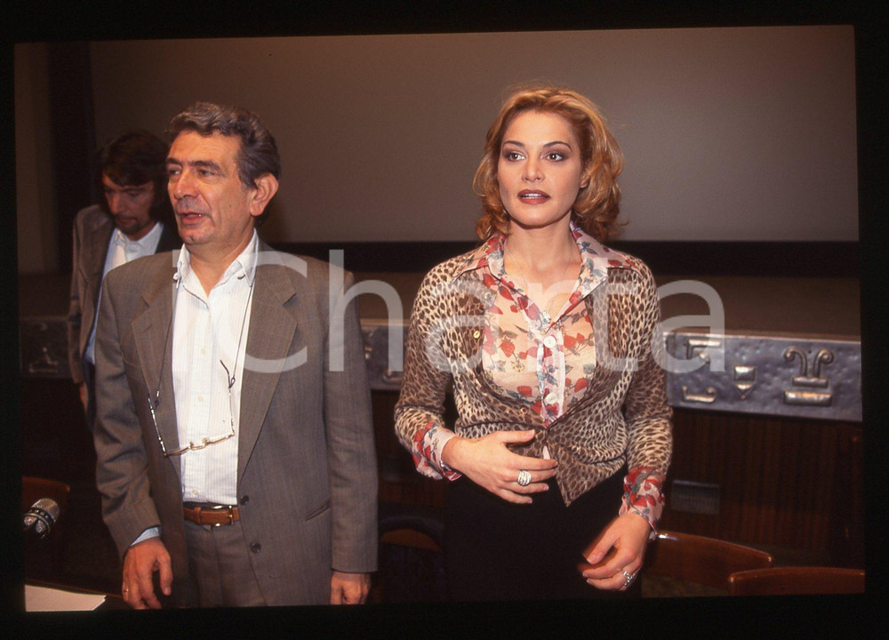 35mm vintage slide* 1995 SANREMO Mario MAFFUCCI Simona VENTURA Claudio CECCHETTO Diapositiva d'epoca, in formato 35 mm. CONDIZIONI: GOODE' severamente vietata la riproduzione. Tutti i diritti sono riservati. ICharta mette in vendita, sul negozio eBay e in esclusiva sul sito "icharta" il proprio archivio composto da numerose diapositive e negativi fotografici d'epoca, tutti originali e autentici, che attraversano la storia del costume italiano tra gli la fine degli anni Sessanta e Novanta.Si tratta di uno sguardo inedito sull'attualit&agrave;, la politica, la vita quotidiana, il gossip e la cultura, che fotografa il cambiamento della nazione in quest'ultimo scorcio del XX secolo. Un'occasione unica per il mercato del collezionismo, che vede finalmente disponibile un archivio eccezionale per vastit&agrave;, tematiche e condizioni, in un settore (il negativo fotografico e la diapositiva) di assoluta novit&agrave; e dalle interessanti prospettive di investimento.  originale e autentica 1