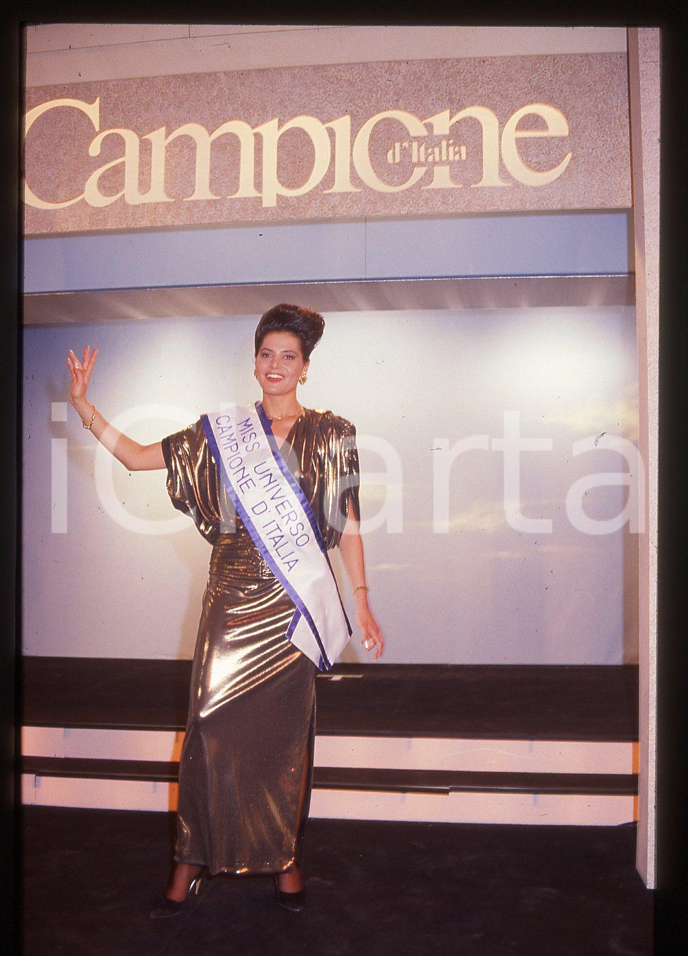 35mm vintage slide* 1988 CAMPIONE D'TALIA Simona VENTURA MISS UNIVERSO ITALIA 8 Diapositiva d'epoca, in formato 35 mm. CONDIZIONI: GOODE' severamente vietata la riproduzione. Tutti i diritti sono riservati. ICharta mette in vendita, sul negozio eBay e in esclusiva sul sito "icharta" il proprio archivio composto da numerose diapositive e negativi fotografici d'epoca, tutti originali e autentici, che attraversano la storia del costume italiano tra gli la fine degli anni Sessanta e Novanta.Si tratta di uno sguardo inedito sull'attualit&agrave;, la politica, la vita quotidiana, il gossip e la cultura, che fotografa il cambiamento della nazione in quest'ultimo scorcio del XX secolo. Un'occasione unica per il mercato del collezionismo, che vede finalmente disponibile un archivio eccezionale per vastit&agrave;, tematiche e condizioni, in un settore (il negativo fotografico e la diapositiva) di assoluta novit&agrave; e dalle interessanti prospettive di investimento.  originale e autentica 1