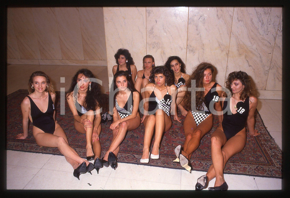 35mm vintage slide*1988 CAMPIONE D'ITALIA Concorrenti a MISS UNIVERSO ITALIA (1 Diapositiva d'epoca, in formato 35 mm. CONDIZIONI: GOODE' severamente vietata la riproduzione. Tutti i diritti sono riservati. ICharta mette in vendita, sul negozio eBay e in esclusiva sul sito "icharta" il proprio archivio composto da numerose diapositive e negativi fotografici d'epoca, tutti originali e autentici, che attraversano la storia del costume italiano tra gli la fine degli anni Sessanta e Novanta.Si tratta di uno sguardo inedito sull'attualit&agrave;, la politica, la vita quotidiana, il gossip e la cultura, che fotografa il cambiamento della nazione in quest'ultimo scorcio del XX secolo. Un'occasione unica per il mercato del collezionismo, che vede finalmente disponibile un archivio eccezionale per vastit&agrave;, tematiche e condizioni, in un settore (il negativo fotografico e la diapositiva) di assoluta novit&agrave; e dalle interessanti prospettive di investimento.  originale e autentica 1