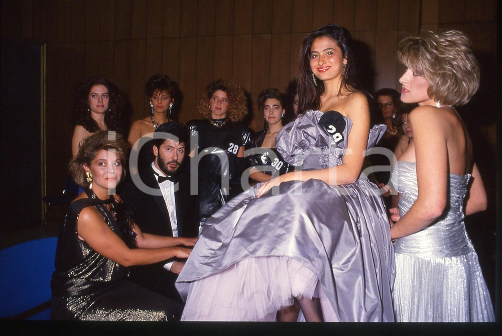 35mm vintage slide*1988 MISS UNIVERSO ITALIA Alessandro BENVENUTI Ritratto (1) La diapositiva &egrave; stata realizzata durante il concorso di Miss Universo Italia, svoltosi a Campione d'Italia. Diapositiva d'epoca, in formato 35 mm. CONDIZIONI: GOODE' severamente vietata la riproduzione. Tutti i diritti sono riservati. ICharta mette in vendita, sul negozio eBay e in esclusiva sul sito "icharta" il proprio archivio composto da numerose diapositive e negativi fotografici d'epoca, tutti originali e autentici, che attraversano la storia del costume italiano tra gli la fine degli anni Sessanta e Novanta.Si tratta di uno sguardo inedito sull'attualit&agrave;, la politica, la vita quotidiana, il gossip e la cultura, che fotografa il cambiamento della nazione in quest'ultimo scorcio del XX secolo. Un'occasione unica per il mercato del collezionismo, che vede finalmente disponibile un archivio eccezionale per vastit&agrave;, tematiche e condizioni, in un settore (il negativo fotografico e la diapositiva) di assoluta novit&agrave; e dalle interessanti prospettive di investimento.  originale e autentica 1