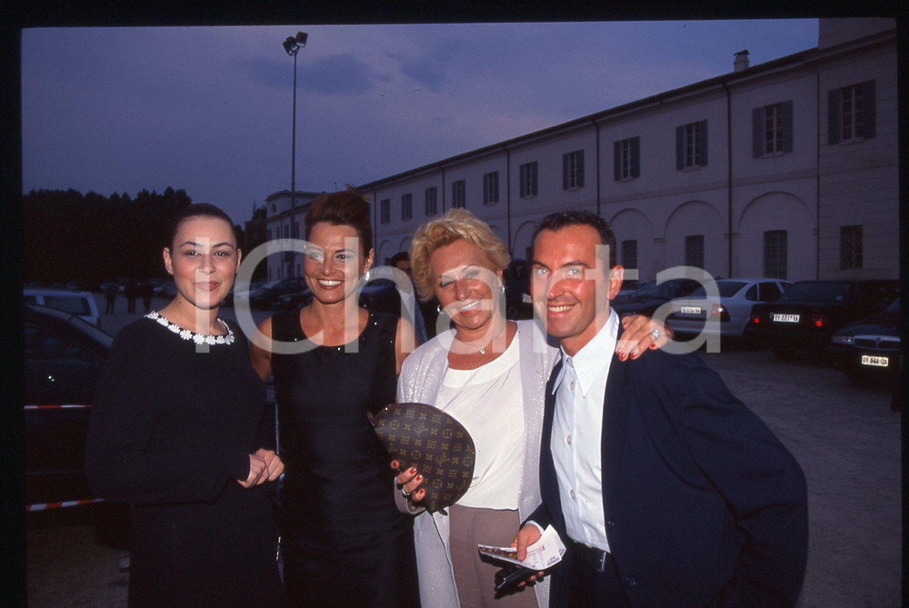 35mm vintage slide* 2000 ca COSTUME Simona VENTURA Ritratto conduttrice (17) Diapositiva d'epoca, in formato 35 mm. CONDIZIONI: GOODE' severamente vietata la riproduzione. Tutti i diritti sono riservati. ICharta mette in vendita, sul negozio eBay e in esclusiva sul sito "icharta" il proprio archivio composto da numerose diapositive e negativi fotografici d'epoca, tutti originali e autentici, che attraversano la storia del costume italiano tra gli la fine degli anni Sessanta e Novanta.Si tratta di uno sguardo inedito sull'attualit&agrave;, la politica, la vita quotidiana, il gossip e la cultura, che fotografa il cambiamento della nazione in quest'ultimo scorcio del XX secolo. Un'occasione unica per il mercato del collezionismo, che vede finalmente disponibile un archivio eccezionale per vastit&agrave;, tematiche e condizioni, in un settore (il negativo fotografico e la diapositiva) di assoluta novit&agrave; e dalle interessanti prospettive di investimento.  originale e autentica 1