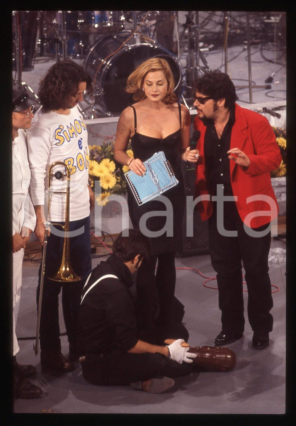 35mm vintage slide*1996 SANREMO GIOVANI Simona VENTURA LATTE E I SUOI DERIVATI Diapositiva d'epoca, in formato 35 mm.Nella diaposititiva compaiono Claudio Gregori e Pasquale Petrolo in arte Greg e Lillo. CONDIZIONI: GOODE' severamente vietata la riproduzione. Tutti i diritti sono riservati. ICharta mette in vendita, sul negozio eBay e in esclusiva sul sito "icharta" il proprio archivio composto da numerose diapositive e negativi fotografici d'epoca, tutti originali e autentici, che attraversano la storia del costume italiano tra gli la fine degli anni Sessanta e Novanta.Si tratta di uno sguardo inedito sull'attualit&agrave;, la politica, la vita quotidiana, il gossip e la cultura, che fotografa il cambiamento della nazione in quest'ultimo scorcio del XX secolo. Un'occasione unica per il mercato del collezionismo, che vede finalmente disponibile un archivio eccezionale per vastit&agrave;, tematiche e condizioni, in un settore (il negativo fotografico e la diapositiva) di assoluta novit&agrave; e dalle interessanti prospettive di investimento.  originale e autentica 1