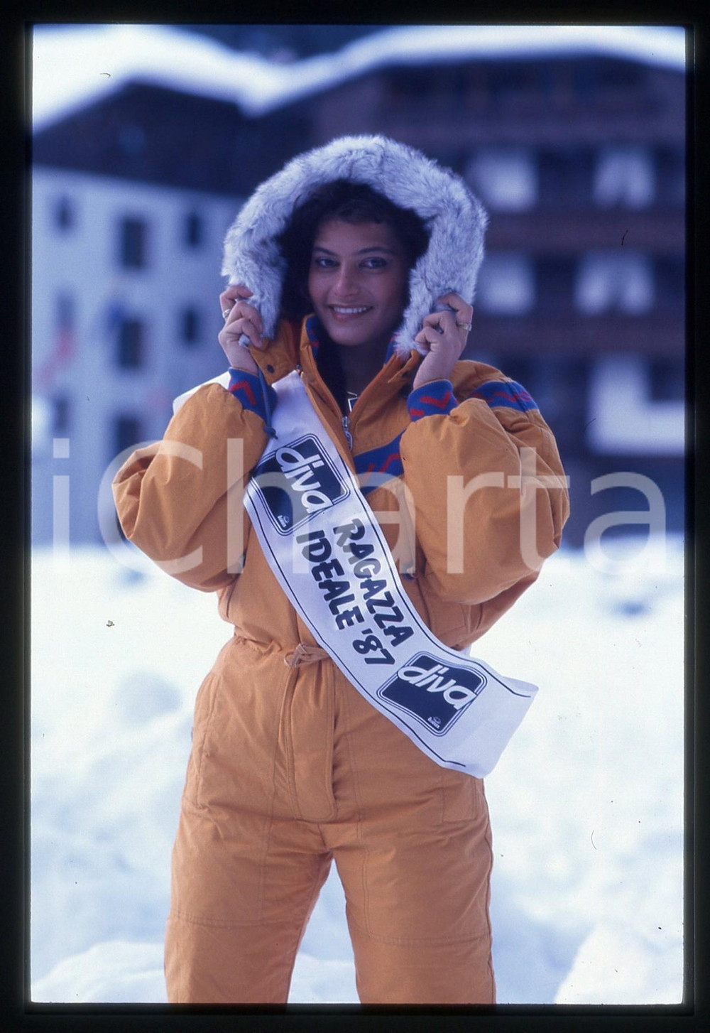 35mm vintage slide* 1987 Concorso RAGAZZA IDEALE Simona VENTURA Ritratto (6) Diapositiva d'epoca, in formato 35 mm. CONDIZIONI: GOODE' severamente vietata la riproduzione. Tutti i diritti sono riservati. ICharta mette in vendita, sul negozio eBay e in esclusiva sul sito "icharta" il proprio archivio composto da numerose diapositive e negativi fotografici d'epoca, tutti originali e autentici, che attraversano la storia del costume italiano tra gli la fine degli anni Sessanta e Novanta.Si tratta di uno sguardo inedito sull'attualit&agrave;, la politica, la vita quotidiana, il gossip e la cultura, che fotografa il cambiamento della nazione in quest'ultimo scorcio del XX secolo. Un'occasione unica per il mercato del collezionismo, che vede finalmente disponibile un archivio eccezionale per vastit&agrave;, tematiche e condizioni, in un settore (il negativo fotografico e la diapositiva) di assoluta novit&agrave; e dalle interessanti prospettive di investimento.  originale e autentica 1