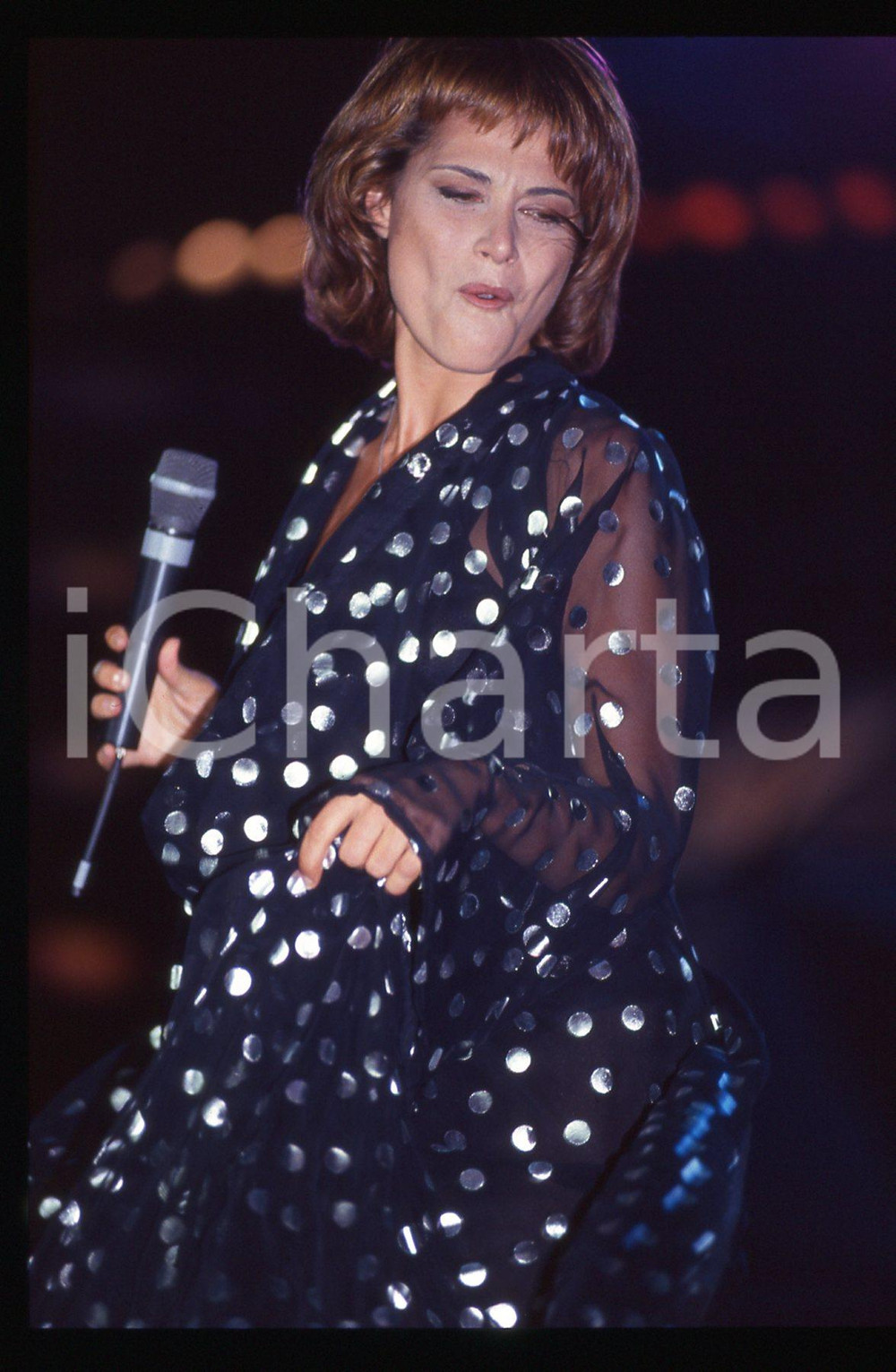 35mm vintage slide* 2000 ca COSTUME Simona VENTURA Ritratto conduttrice (23) Diapositiva d'epoca, in formato 35 mm. CONDIZIONI: GOODE' severamente vietata la riproduzione. Tutti i diritti sono riservati. ICharta mette in vendita, sul negozio eBay e in esclusiva sul sito "icharta" il proprio archivio composto da numerose diapositive e negativi fotografici d'epoca, tutti originali e autentici, che attraversano la storia del costume italiano tra gli la fine degli anni Sessanta e Novanta.Si tratta di uno sguardo inedito sull'attualit&agrave;, la politica, la vita quotidiana, il gossip e la cultura, che fotografa il cambiamento della nazione in quest'ultimo scorcio del XX secolo. Un'occasione unica per il mercato del collezionismo, che vede finalmente disponibile un archivio eccezionale per vastit&agrave;, tematiche e condizioni, in un settore (il negativo fotografico e la diapositiva) di assoluta novit&agrave; e dalle interessanti prospettive di investimento.  originale e autentica 1