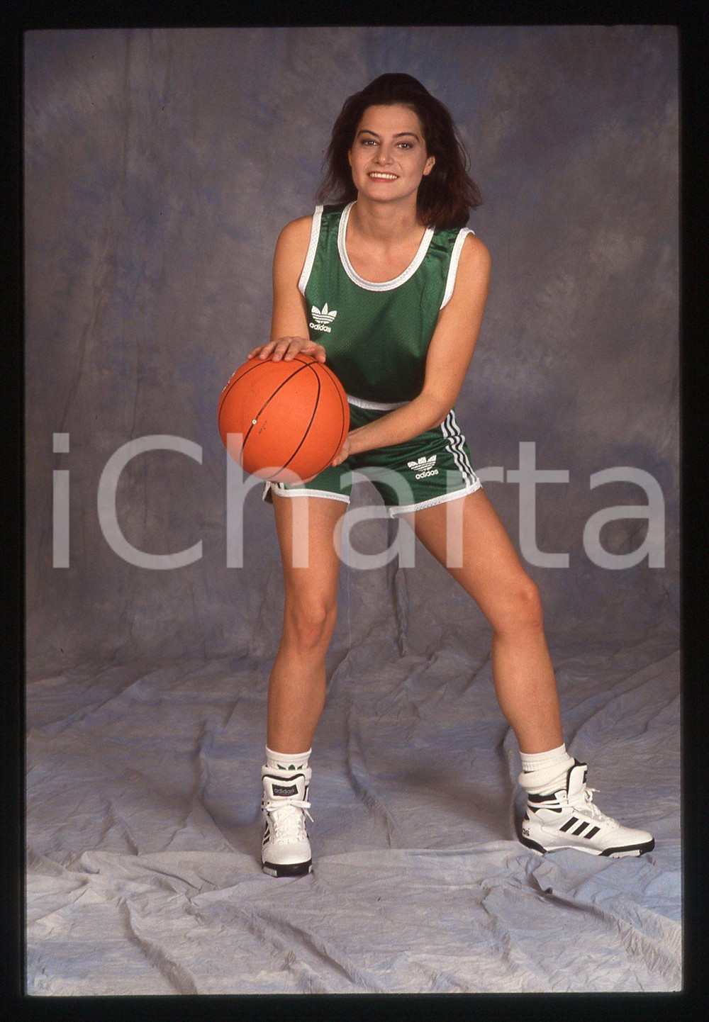 35mm vintage slide*1993 SPETTACOLO Simona VENTURA in tuta da basket ADIDAS Diapositiva d'epoca, in formato 35 mm. CONDIZIONI: GOODE' severamente vietata la riproduzione. Tutti i diritti sono riservati. ICharta mette in vendita, sul negozio eBay e in esclusiva sul sito "icharta" il proprio archivio composto da numerose diapositive e negativi fotografici d'epoca, tutti originali e autentici, che attraversano la storia del costume italiano tra gli la fine degli anni Sessanta e Novanta.Si tratta di uno sguardo inedito sull'attualit&agrave;, la politica, la vita quotidiana, il gossip e la cultura, che fotografa il cambiamento della nazione in quest'ultimo scorcio del XX secolo. Un'occasione unica per il mercato del collezionismo, che vede finalmente disponibile un archivio eccezionale per vastit&agrave;, tematiche e condizioni, in un settore (il negativo fotografico e la diapositiva) di assoluta novit&agrave; e dalle interessanti prospettive di investimento.  originale e autentica 1