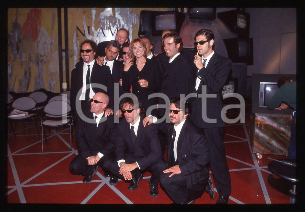 35mm vintage slide*1997 TELEVISIONE ITALIA 1 Simona VENTURA e il Cast LE IENE 1 Diapositiva d'epoca, in formato 35 mm. Appaiono nella diapositiva Pasquale Petrolo e Claudio Gregori in arte Lillo e Greg , Simona Ventura e Dario Cassini , Marco Marchisio in arte Marco Berry.CONDIZIONI: GOODE' severamente vietata la riproduzione. Tutti i diritti sono riservati. ICharta mette in vendita, sul negozio eBay e in esclusiva sul sito "icharta" il proprio archivio composto da numerose diapositive e negativi fotografici d'epoca, tutti originali e autentici, che attraversano la storia del costume italiano tra gli la fine degli anni Sessanta e Novanta.Si tratta di uno sguardo inedito sull'attualit&agrave;, la politica, la vita quotidiana, il gossip e la cultura, che fotografa il cambiamento della nazione in quest'ultimo scorcio del XX secolo. Un'occasione unica per il mercato del collezionismo, che vede finalmente disponibile un archivio eccezionale per vastit&agrave;, tematiche e condizioni, in un settore (il negativo fotografico e la diapositiva) di assoluta novit&agrave; e dalle interessanti prospettive di investimento.  originale e autentica 1