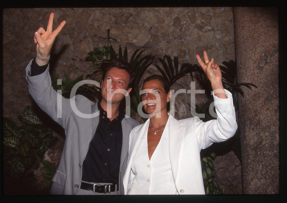 35mm vintage slide* 1998 TELEVISIONE - Simona VENTURA e AMADEUS ritratto Diapositiva d'epoca, in formato 35 mm.Nella diapositiva appare Amedeo Umberto Rita Sebastiani in arte Amadeus.CONDIZIONI: GOODE' severamente vietata la riproduzione. Tutti i diritti sono riservati. ICharta mette in vendita, sul negozio eBay e in esclusiva sul sito "icharta" il proprio archivio composto da numerose diapositive e negativi fotografici d'epoca, tutti originali e autentici, che attraversano la storia del costume italiano tra gli la fine degli anni Sessanta e Novanta.Si tratta di uno sguardo inedito sull'attualit&agrave;, la politica, la vita quotidiana, il gossip e la cultura, che fotografa il cambiamento della nazione in quest'ultimo scorcio del XX secolo. Un'occasione unica per il mercato del collezionismo, che vede finalmente disponibile un archivio eccezionale per vastit&agrave;, tematiche e condizioni, in un settore (il negativo fotografico e la diapositiva) di assoluta novit&agrave; e dalle interessanti prospettive di investimento.  originale e autentica 1