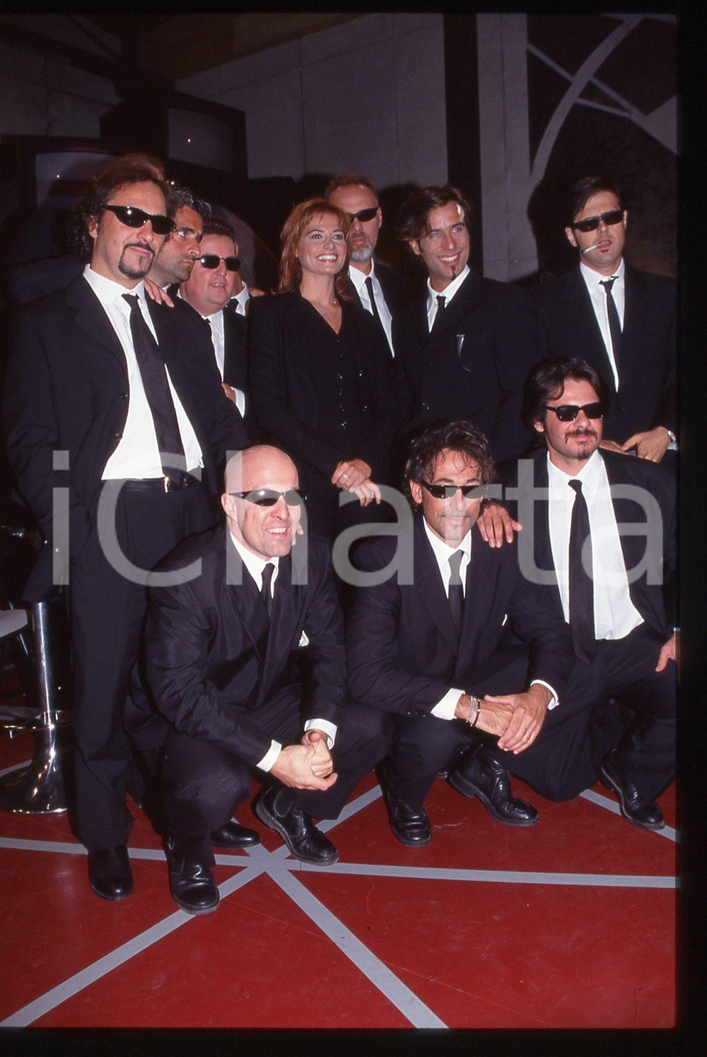 35mm vintage slide*1997 TELEVISIONE ITALIA 1 Simona VENTURA e il Cast LE IENE 5 Diapositiva d'epoca, in formato 35 mm. Appaiono nella diapositiva Pasquale Petrolo e Claudio Gregori in arte Lillo e Greg , Simona Ventura e Dario Cassini, Marco Marchisio in arte Marco Berry.CONDIZIONI: GOODE' severamente vietata la riproduzione. Tutti i diritti sono riservati. ICharta mette in vendita, sul negozio eBay e in esclusiva sul sito "icharta" il proprio archivio composto da numerose diapositive e negativi fotografici d'epoca, tutti originali e autentici, che attraversano la storia del costume italiano tra gli la fine degli anni Sessanta e Novanta.Si tratta di uno sguardo inedito sull'attualit&agrave;, la politica, la vita quotidiana, il gossip e la cultura, che fotografa il cambiamento della nazione in quest'ultimo scorcio del XX secolo. Un'occasione unica per il mercato del collezionismo, che vede finalmente disponibile un archivio eccezionale per vastit&agrave;, tematiche e condizioni, in un settore (il negativo fotografico e la diapositiva) di assoluta novit&agrave; e dalle interessanti prospettive di investimento.  originale e autentica 1
