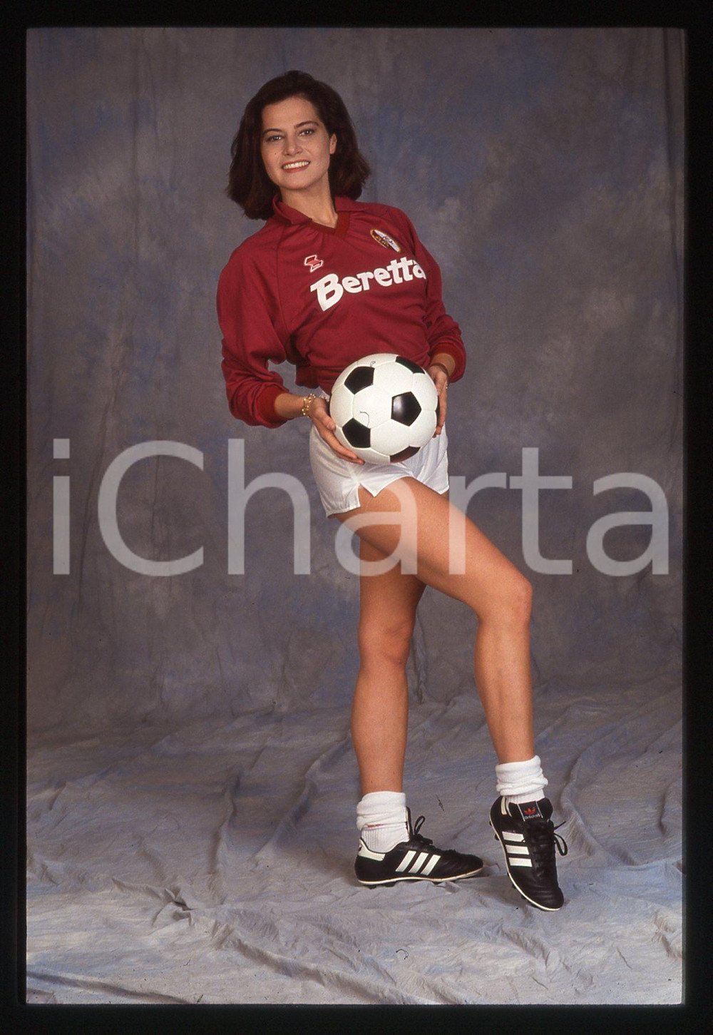 35mm vintage slide* 1993 SPETTACOLO Simona VENTURA posa con maglia TORINO FC 2 Diapositiva d'epoca, in formato 35 mm. CONDIZIONI: GOODE' severamente vietata la riproduzione. Tutti i diritti sono riservati. ICharta mette in vendita, sul negozio eBay e in esclusiva sul sito "icharta" il proprio archivio composto da numerose diapositive e negativi fotografici d'epoca, tutti originali e autentici, che attraversano la storia del costume italiano tra gli la fine degli anni Sessanta e Novanta.Si tratta di uno sguardo inedito sull'attualit&agrave;, la politica, la vita quotidiana, il gossip e la cultura, che fotografa il cambiamento della nazione in quest'ultimo scorcio del XX secolo. Un'occasione unica per il mercato del collezionismo, che vede finalmente disponibile un archivio eccezionale per vastit&agrave;, tematiche e condizioni, in un settore (il negativo fotografico e la diapositiva) di assoluta novit&agrave; e dalle interessanti prospettive di investimento.  originale e autentica 1