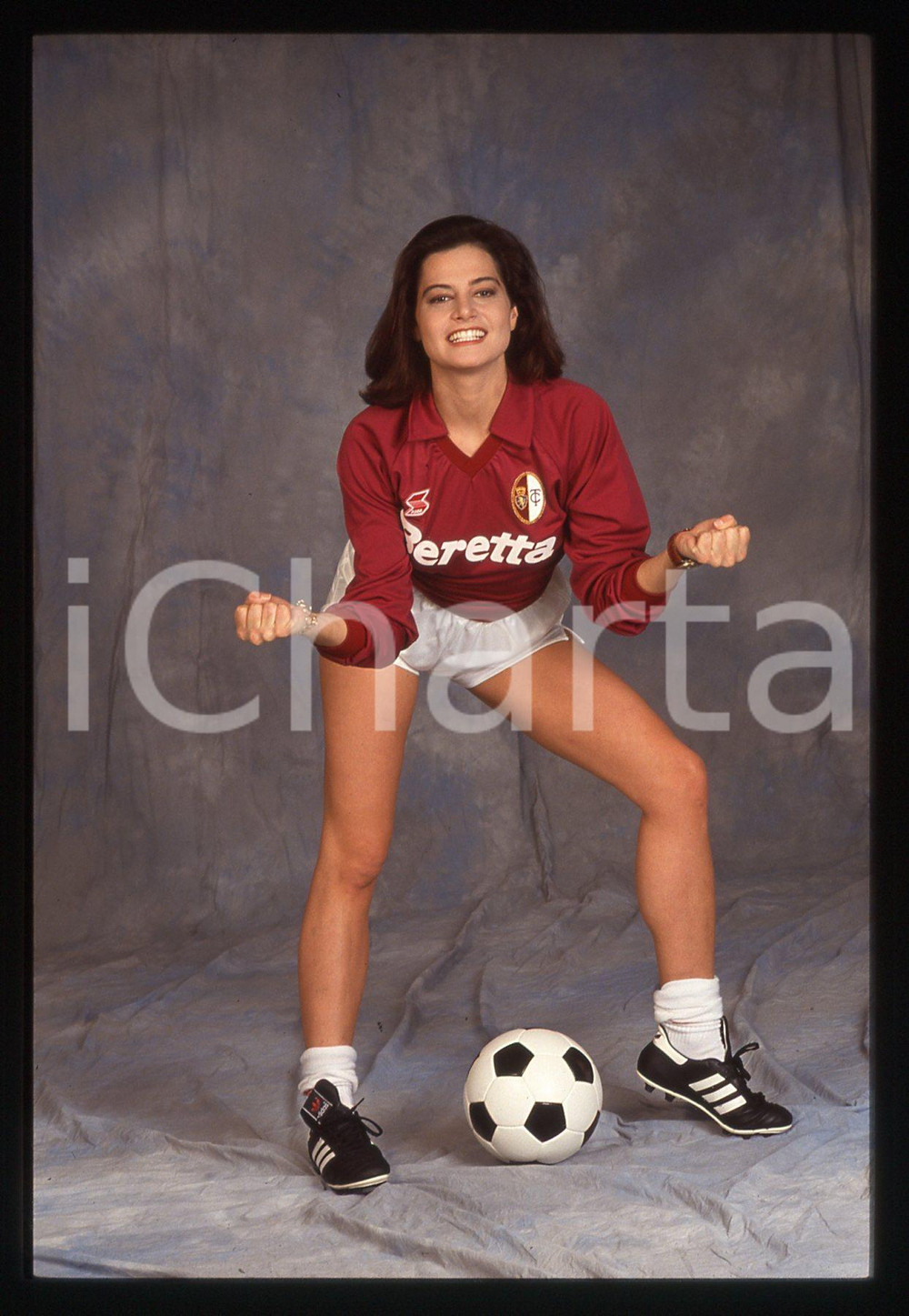 35mm vintage slide* 1993 SPETTACOLO Simona VENTURA posa con maglia TORINO FC 3 Diapositiva d'epoca, in formato 35 mm. CONDIZIONI: GOODE' severamente vietata la riproduzione. Tutti i diritti sono riservati. ICharta mette in vendita, sul negozio eBay e in esclusiva sul sito "icharta" il proprio archivio composto da numerose diapositive e negativi fotografici d'epoca, tutti originali e autentici, che attraversano la storia del costume italiano tra gli la fine degli anni Sessanta e Novanta.Si tratta di uno sguardo inedito sull'attualit&agrave;, la politica, la vita quotidiana, il gossip e la cultura, che fotografa il cambiamento della nazione in quest'ultimo scorcio del XX secolo. Un'occasione unica per il mercato del collezionismo, che vede finalmente disponibile un archivio eccezionale per vastit&agrave;, tematiche e condizioni, in un settore (il negativo fotografico e la diapositiva) di assoluta novit&agrave; e dalle interessanti prospettive di investimento.  originale e autentica 1