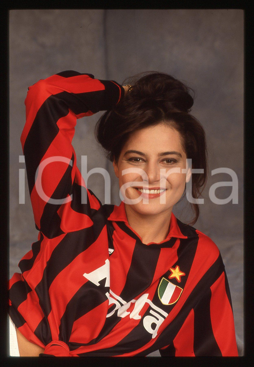 35mm vintage slide* 1993 SPETTACOLO Simona VENTURA posa con maglia A.C.MILAN 10 Diapositiva d'epoca, in formato 35 mm. CONDIZIONI: GOODE' severamente vietata la riproduzione. Tutti i diritti sono riservati. ICharta mette in vendita, sul negozio eBay e in esclusiva sul sito "icharta" il proprio archivio composto da numerose diapositive e negativi fotografici d'epoca, tutti originali e autentici, che attraversano la storia del costume italiano tra gli la fine degli anni Sessanta e Novanta.Si tratta di uno sguardo inedito sull'attualit&agrave;, la politica, la vita quotidiana, il gossip e la cultura, che fotografa il cambiamento della nazione in quest'ultimo scorcio del XX secolo. Un'occasione unica per il mercato del collezionismo, che vede finalmente disponibile un archivio eccezionale per vastit&agrave;, tematiche e condizioni, in un settore (il negativo fotografico e la diapositiva) di assoluta novit&agrave; e dalle interessanti prospettive di investimento.  originale e autentica 1