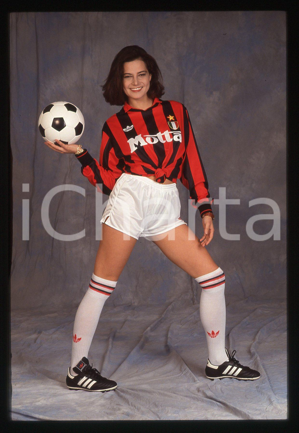 35mm vintage slide* 1993 SPETTACOLO Simona VENTURA posa con maglia A.C.MILAN 11 Diapositiva d'epoca, in formato 35 mm. CONDIZIONI: GOODE' severamente vietata la riproduzione. Tutti i diritti sono riservati. ICharta mette in vendita, sul negozio eBay e in esclusiva sul sito "icharta" il proprio archivio composto da numerose diapositive e negativi fotografici d'epoca, tutti originali e autentici, che attraversano la storia del costume italiano tra gli la fine degli anni Sessanta e Novanta.Si tratta di uno sguardo inedito sull'attualit&agrave;, la politica, la vita quotidiana, il gossip e la cultura, che fotografa il cambiamento della nazione in quest'ultimo scorcio del XX secolo. Un'occasione unica per il mercato del collezionismo, che vede finalmente disponibile un archivio eccezionale per vastit&agrave;, tematiche e condizioni, in un settore (il negativo fotografico e la diapositiva) di assoluta novit&agrave; e dalle interessanti prospettive di investimento.  originale e autentica 1