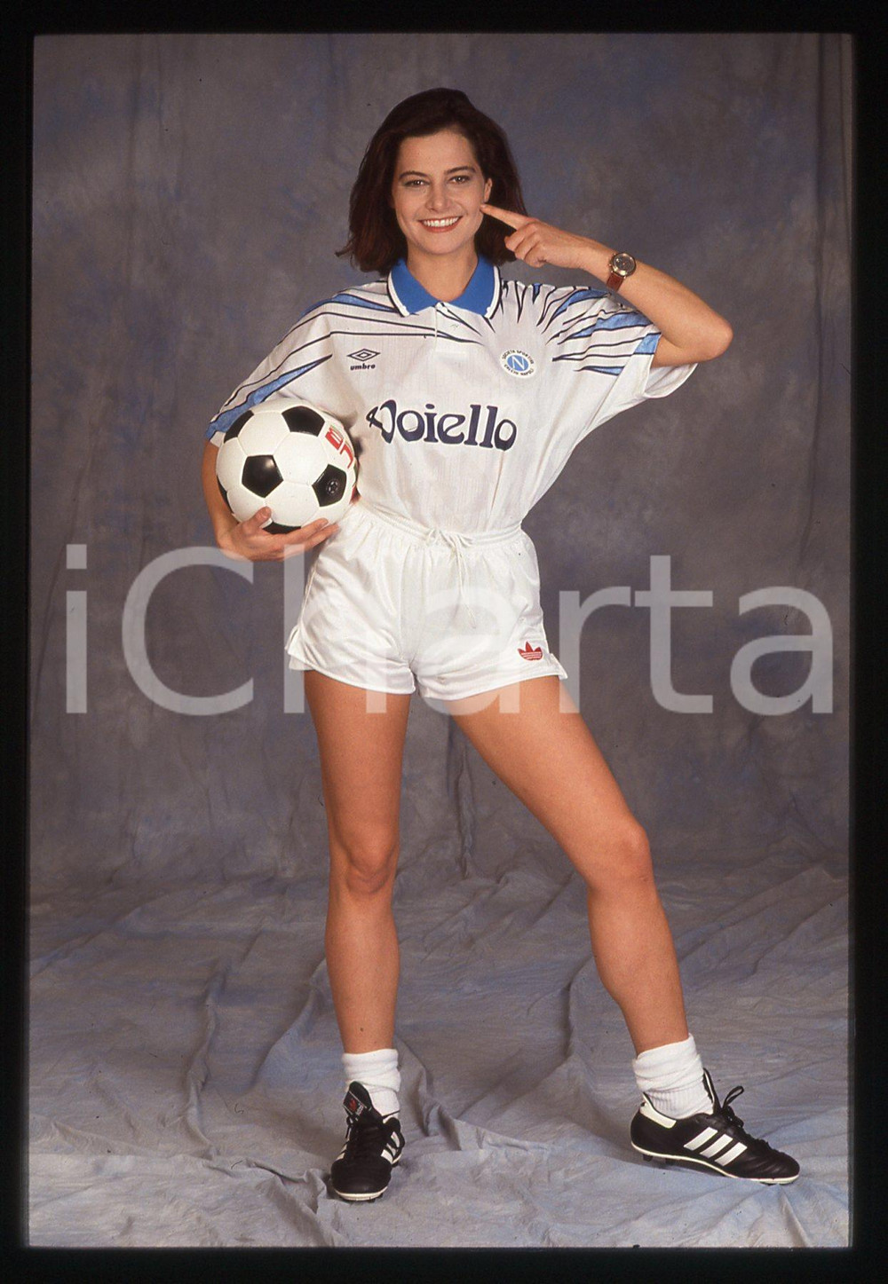 35mm vintage slide* 1993 SPETTACOLO Simona VENTURA posa con maglia SSC NAPOLI 7 Diapositiva d'epoca, in formato 35 mm. CONDIZIONI: GOODE' severamente vietata la riproduzione. Tutti i diritti sono riservati. ICharta mette in vendita, sul negozio eBay e in esclusiva sul sito "icharta" il proprio archivio composto da numerose diapositive e negativi fotografici d'epoca, tutti originali e autentici, che attraversano la storia del costume italiano tra gli la fine degli anni Sessanta e Novanta.Si tratta di uno sguardo inedito sull'attualit&agrave;, la politica, la vita quotidiana, il gossip e la cultura, che fotografa il cambiamento della nazione in quest'ultimo scorcio del XX secolo. Un'occasione unica per il mercato del collezionismo, che vede finalmente disponibile un archivio eccezionale per vastit&agrave;, tematiche e condizioni, in un settore (il negativo fotografico e la diapositiva) di assoluta novit&agrave; e dalle interessanti prospettive di investimento.  originale e autentica 1