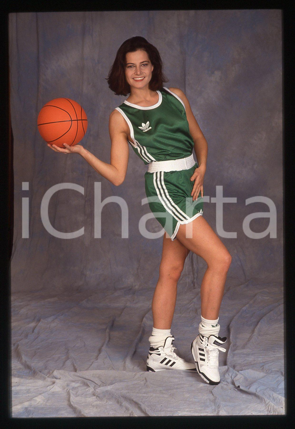 35mm vintage slide*1993 SPETTACOLO Simona VENTURA in tuta da basket ADIDAS (5) Diapositiva d'epoca, in formato 35 mm. CONDIZIONI: GOODE' severamente vietata la riproduzione. Tutti i diritti sono riservati. ICharta mette in vendita, sul negozio eBay e in esclusiva sul sito "icharta" il proprio archivio composto da numerose diapositive e negativi fotografici d'epoca, tutti originali e autentici, che attraversano la storia del costume italiano tra gli la fine degli anni Sessanta e Novanta.Si tratta di uno sguardo inedito sull'attualit&agrave;, la politica, la vita quotidiana, il gossip e la cultura, che fotografa il cambiamento della nazione in quest'ultimo scorcio del XX secolo. Un'occasione unica per il mercato del collezionismo, che vede finalmente disponibile un archivio eccezionale per vastit&agrave;, tematiche e condizioni, in un settore (il negativo fotografico e la diapositiva) di assoluta novit&agrave; e dalle interessanti prospettive di investimento.  originale e autentica 1