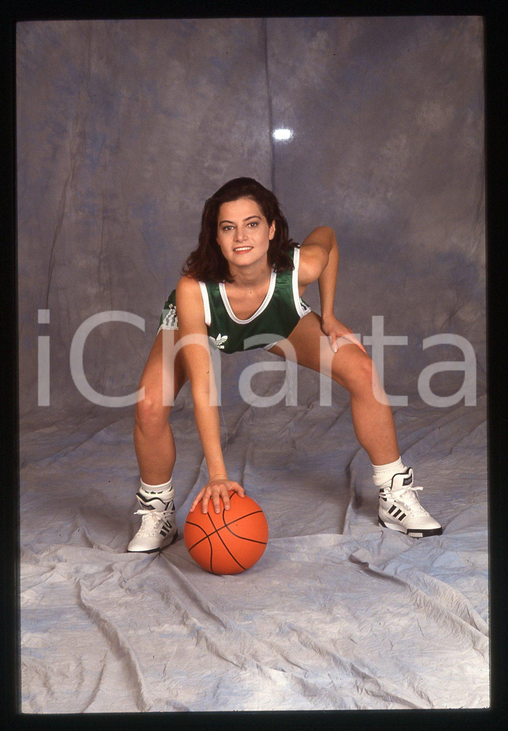 35mm vintage slide*1993 SPETTACOLO Simona VENTURA in tuta da basket ADIDAS (6) Diapositiva d'epoca, in formato 35 mm. CONDIZIONI: GOODE' severamente vietata la riproduzione. Tutti i diritti sono riservati. ICharta mette in vendita, sul negozio eBay e in esclusiva sul sito "icharta" il proprio archivio composto da numerose diapositive e negativi fotografici d'epoca, tutti originali e autentici, che attraversano la storia del costume italiano tra gli la fine degli anni Sessanta e Novanta.Si tratta di uno sguardo inedito sull'attualit&agrave;, la politica, la vita quotidiana, il gossip e la cultura, che fotografa il cambiamento della nazione in quest'ultimo scorcio del XX secolo. Un'occasione unica per il mercato del collezionismo, che vede finalmente disponibile un archivio eccezionale per vastit&agrave;, tematiche e condizioni, in un settore (il negativo fotografico e la diapositiva) di assoluta novit&agrave; e dalle interessanti prospettive di investimento.  originale e autentica 1