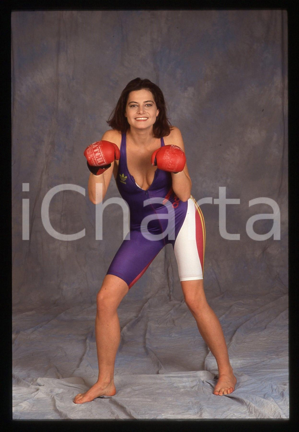 35mm vintage slide*1993 SPETTACOLO Simona VENTURA in costume da boxeur Adidas 7 Diapositiva d'epoca, in formato 35 mm. CONDIZIONI: GOODE' severamente vietata la riproduzione. Tutti i diritti sono riservati. ICharta mette in vendita, sul negozio eBay e in esclusiva sul sito "icharta" il proprio archivio composto da numerose diapositive e negativi fotografici d'epoca, tutti originali e autentici, che attraversano la storia del costume italiano tra gli la fine degli anni Sessanta e Novanta.Si tratta di uno sguardo inedito sull'attualit&agrave;, la politica, la vita quotidiana, il gossip e la cultura, che fotografa il cambiamento della nazione in quest'ultimo scorcio del XX secolo. Un'occasione unica per il mercato del collezionismo, che vede finalmente disponibile un archivio eccezionale per vastit&agrave;, tematiche e condizioni, in un settore (il negativo fotografico e la diapositiva) di assoluta novit&agrave; e dalle interessanti prospettive di investimento.  originale e autentica 1