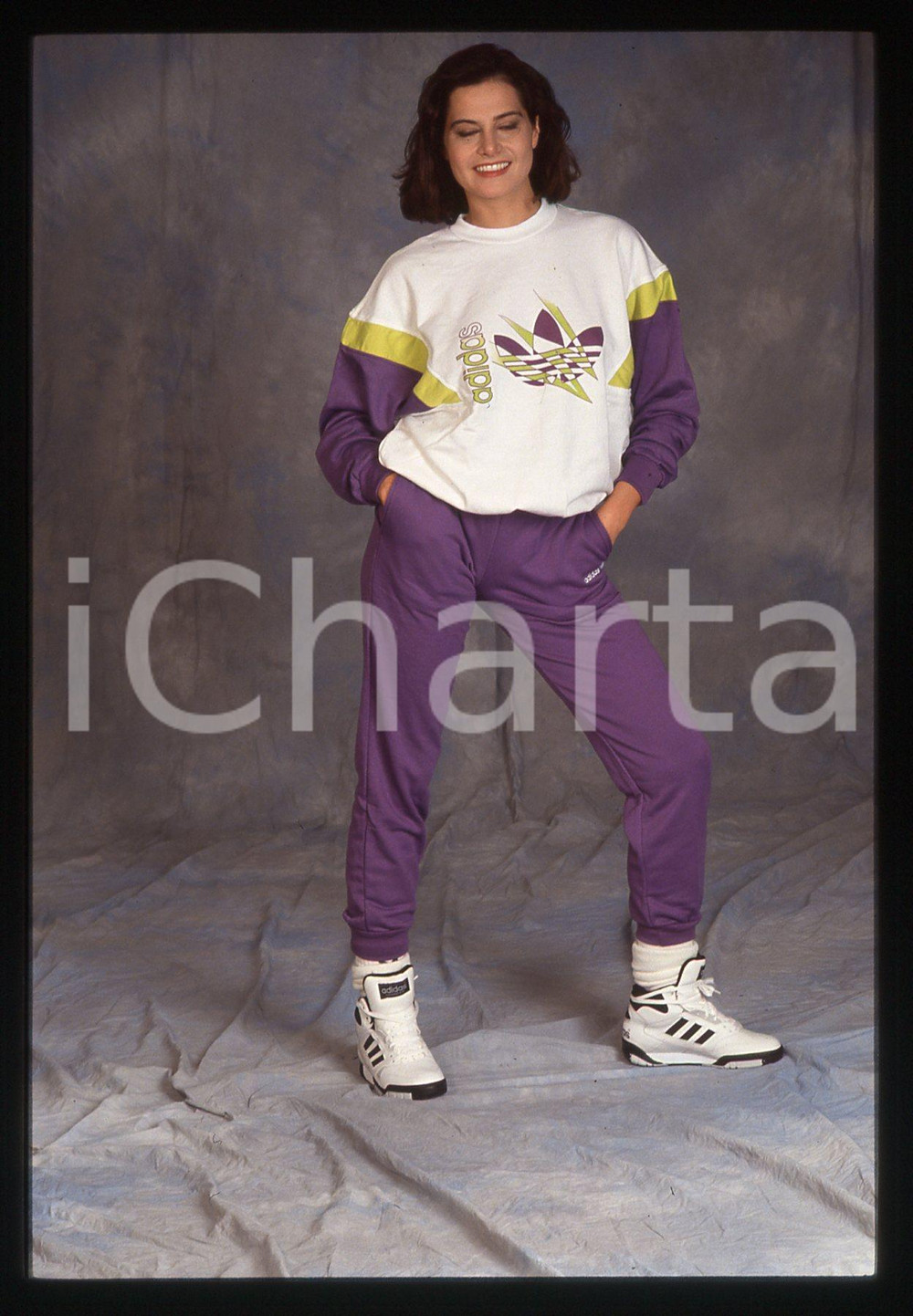 35mm vintage slide*1993 SPETTACOLO Simona VENTURA in tuta Adidas Ritratto 4 Diapositiva d'epoca, in formato 35 mm. CONDIZIONI: GOODE' severamente vietata la riproduzione. Tutti i diritti sono riservati. ICharta mette in vendita, sul negozio eBay e in esclusiva sul sito "icharta" il proprio archivio composto da numerose diapositive e negativi fotografici d'epoca, tutti originali e autentici, che attraversano la storia del costume italiano tra gli la fine degli anni Sessanta e Novanta.Si tratta di uno sguardo inedito sull'attualit&agrave;, la politica, la vita quotidiana, il gossip e la cultura, che fotografa il cambiamento della nazione in quest'ultimo scorcio del XX secolo. Un'occasione unica per il mercato del collezionismo, che vede finalmente disponibile un archivio eccezionale per vastit&agrave;, tematiche e condizioni, in un settore (il negativo fotografico e la diapositiva) di assoluta novit&agrave; e dalle interessanti prospettive di investimento.  originale e autentica 1