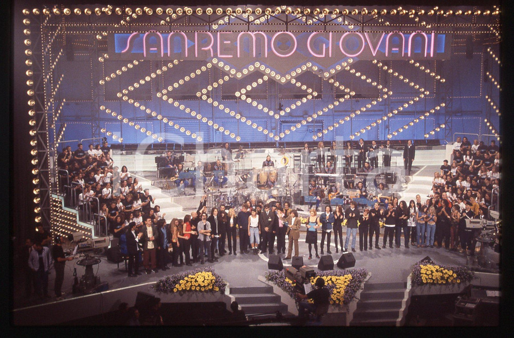 35mm vintage slide* 1996 SANREMO GIOVANI Simona VENTURA e Claudio CECCHETTO (6) Diapositiva d'epoca, in formato 35 mm. CONDIZIONI: GOODE' severamente vietata la riproduzione. Tutti i diritti sono riservati. ICharta mette in vendita, sul negozio eBay e in esclusiva sul sito "icharta" il proprio archivio composto da numerose diapositive e negativi fotografici d'epoca, tutti originali e autentici, che attraversano la storia del costume italiano tra gli la fine degli anni Sessanta e Novanta.Si tratta di uno sguardo inedito sull'attualit&agrave;, la politica, la vita quotidiana, il gossip e la cultura, che fotografa il cambiamento della nazione in quest'ultimo scorcio del XX secolo. Un'occasione unica per il mercato del collezionismo, che vede finalmente disponibile un archivio eccezionale per vastit&agrave;, tematiche e condizioni, in un settore (il negativo fotografico e la diapositiva) di assoluta novit&agrave; e dalle interessanti prospettive di investimento.  originale e autentica 1