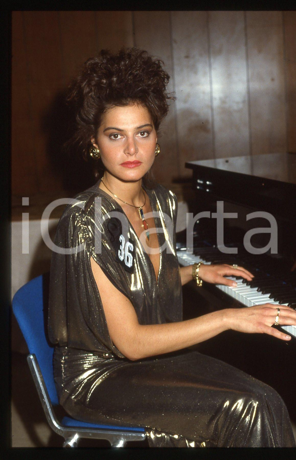 35mm vintage slide*1988 COSTUME Simona VENTURA MISS UNIVERSO ITALIA Ritratto (1) Diapositiva d'epoca, in formato 35 mm. CONDIZIONI: GOODE' severamente vietata la riproduzione. Tutti i diritti sono riservati. ICharta mette in vendita, sul negozio eBay e in esclusiva sul sito "icharta" il proprio archivio composto da numerose diapositive e negativi fotografici d'epoca, tutti originali e autentici, che attraversano la storia del costume italiano tra gli la fine degli anni Sessanta e Novanta.Si tratta di uno sguardo inedito sull'attualit&agrave;, la politica, la vita quotidiana, il gossip e la cultura, che fotografa il cambiamento della nazione in quest'ultimo scorcio del XX secolo. Un'occasione unica per il mercato del collezionismo, che vede finalmente disponibile un archivio eccezionale per vastit&agrave;, tematiche e condizioni, in un settore (il negativo fotografico e la diapositiva) di assoluta novit&agrave; e dalle interessanti prospettive di investimento.  originale e autentica 1