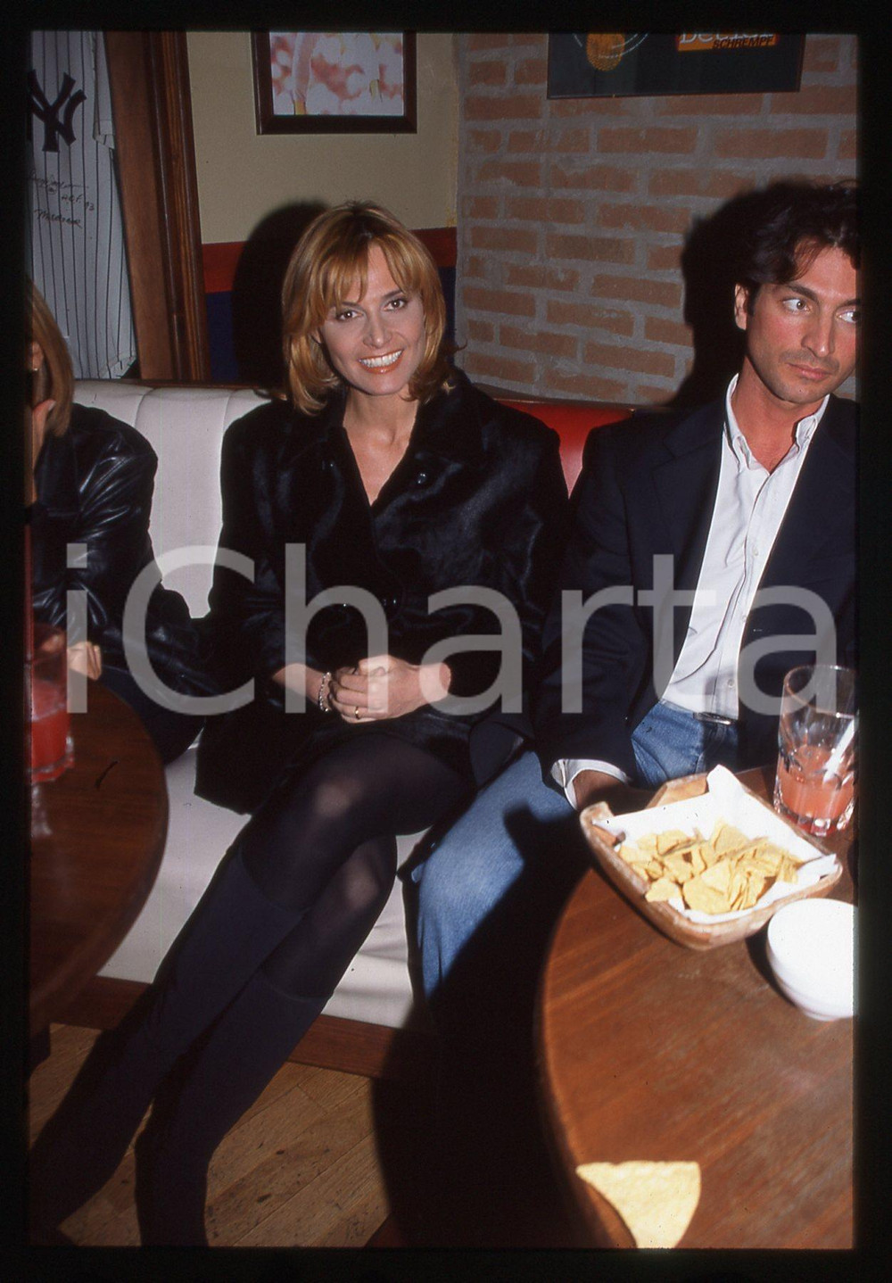 35mm vintage slide* 2000 ca COSTUME Simona VENTURA Ritratto conduttrice (138) Diapositiva d'epoca, in formato 35 mm. CONDIZIONI: GOODE' severamente vietata la riproduzione. Tutti i diritti sono riservati. ICharta mette in vendita, sul negozio eBay e in esclusiva sul sito "icharta" il proprio archivio composto da numerose diapositive e negativi fotografici d'epoca, tutti originali e autentici, che attraversano la storia del costume italiano tra gli la fine degli anni Sessanta e Novanta.Si tratta di uno sguardo inedito sull'attualit&agrave;, la politica, la vita quotidiana, il gossip e la cultura, che fotografa il cambiamento della nazione in quest'ultimo scorcio del XX secolo. Un'occasione unica per il mercato del collezionismo, che vede finalmente disponibile un archivio eccezionale per vastit&agrave;, tematiche e condizioni, in un settore (il negativo fotografico e la diapositiva) di assoluta novit&agrave; e dalle interessanti prospettive di investimento.  originale e autentica 1