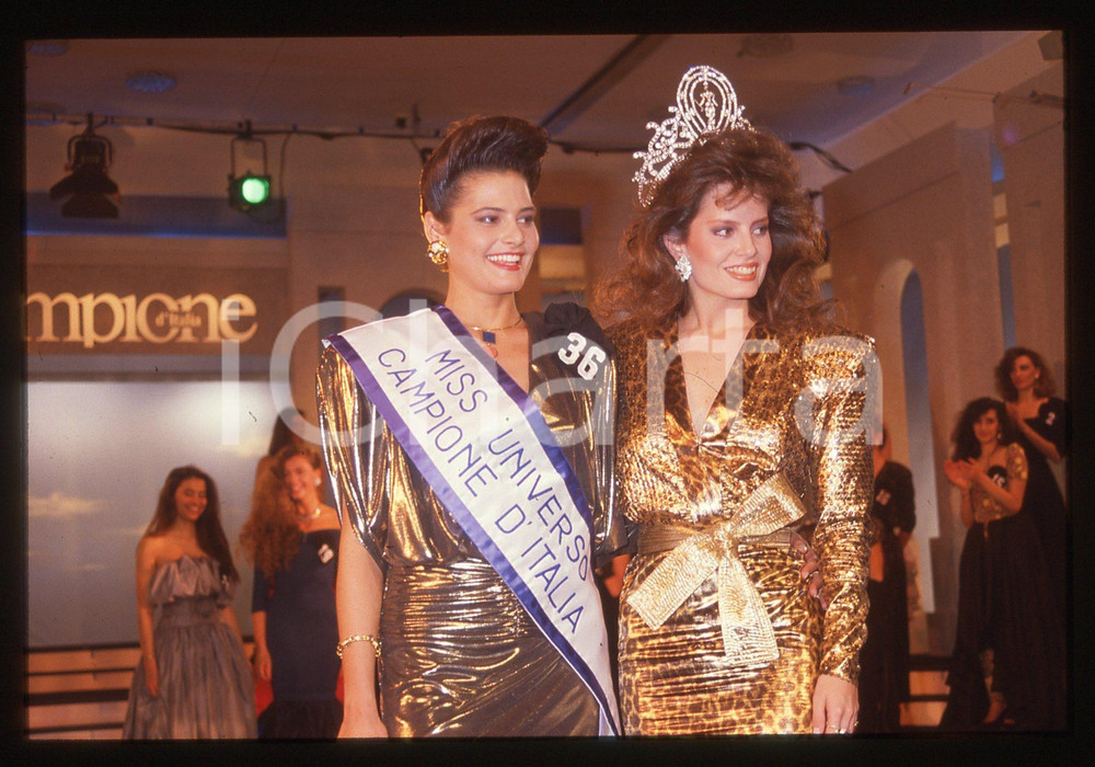 35mm vintage slide*1988 MISS UNIVERSO ITALIA Cecilia BOLOCCO e Simona VENTURA 1 Diapositiva d'epoca, in formato 35 mmDiapositiva scatata durante la manifestazione organizzata a Campione d'Italia. CONDIZIONI: GOODE' severamente vietata la riproduzione. Tutti i diritti sono riservati. ICharta mette in vendita, sul negozio eBay e in esclusiva sul sito "icharta" il proprio archivio composto da numerose diapositive e negativi fotografici d'epoca, tutti originali e autentici, che attraversano la storia del costume italiano tra gli la fine degli anni Sessanta e Novanta.Si tratta di uno sguardo inedito sull'attualit&agrave;, la politica, la vita quotidiana, il gossip e la cultura, che fotografa il cambiamento della nazione in quest'ultimo scorcio del XX secolo. Un'occasione unica per il mercato del collezionismo, che vede finalmente disponibile un archivio eccezionale per vastit&agrave;, tematiche e condizioni, in un settore (il negativo fotografico e la diapositiva) di assoluta novit&agrave; e dalle interessanti prospettive di investimento.  originale e autentica 1