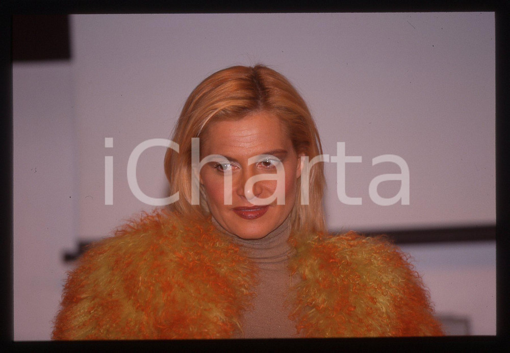 35mm vintage slide* 2000 ca COSTUME Simona VENTURA Ritratto conduttrice (142) Diapositiva d'epoca, in formato 35 mm. CONDIZIONI: GOODE' severamente vietata la riproduzione. Tutti i diritti sono riservati. ICharta mette in vendita, sul negozio eBay e in esclusiva sul sito "icharta" il proprio archivio composto da numerose diapositive e negativi fotografici d'epoca, tutti originali e autentici, che attraversano la storia del costume italiano tra gli la fine degli anni Sessanta e Novanta.Si tratta di uno sguardo inedito sull'attualit&agrave;, la politica, la vita quotidiana, il gossip e la cultura, che fotografa il cambiamento della nazione in quest'ultimo scorcio del XX secolo. Un'occasione unica per il mercato del collezionismo, che vede finalmente disponibile un archivio eccezionale per vastit&agrave;, tematiche e condizioni, in un settore (il negativo fotografico e la diapositiva) di assoluta novit&agrave; e dalle interessanti prospettive di investimento.  originale e autentica 1