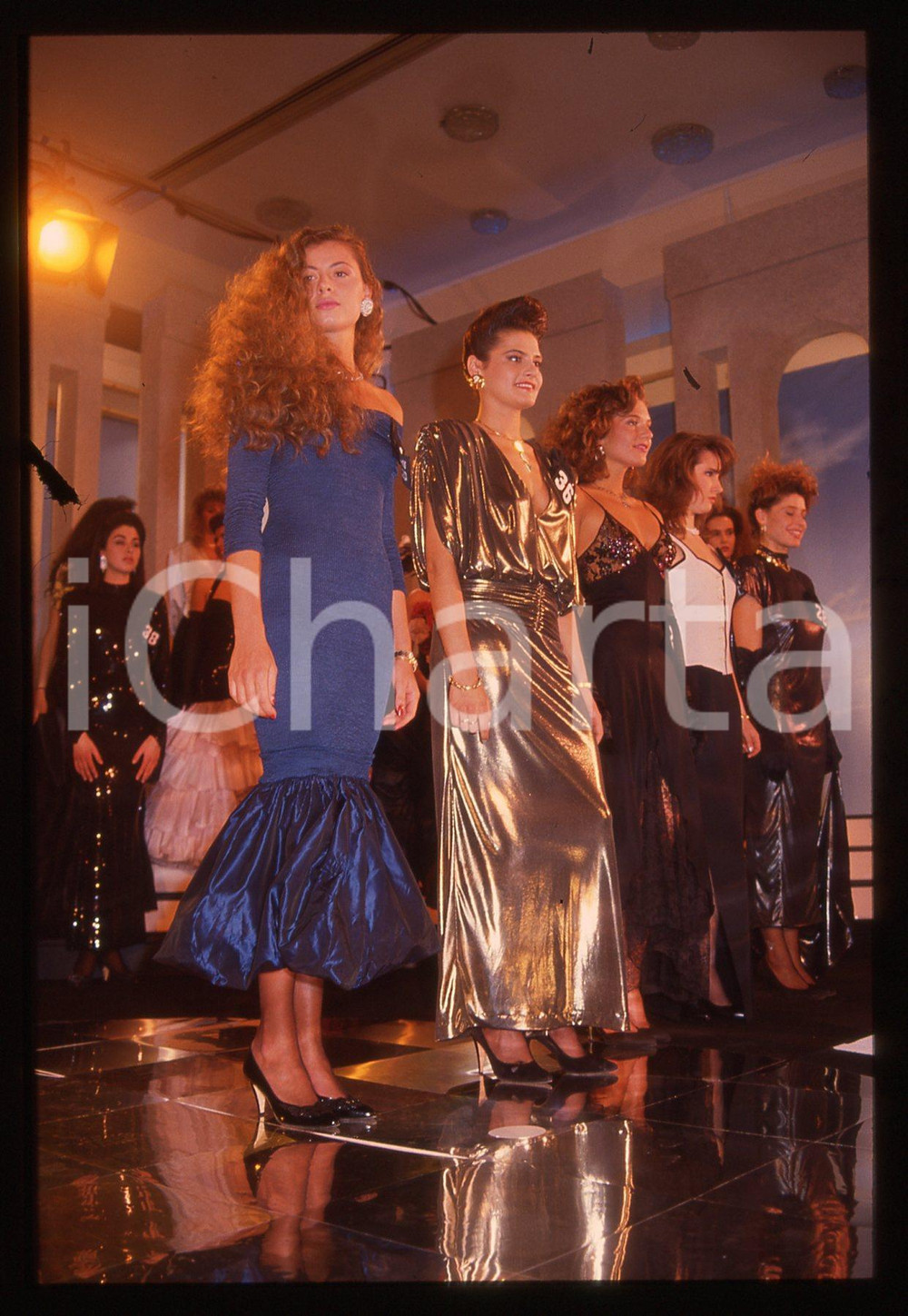 35mm vintage slide*1988 CAMPIONE D'ITALIA Simona VENTURA MISS UNIVERSO ITALIA 24 Diapositiva d'epoca, in formato 35 mm. CONDIZIONI: GOODE' severamente vietata la riproduzione. Tutti i diritti sono riservati. ICharta mette in vendita, sul negozio eBay e in esclusiva sul sito "icharta" il proprio archivio composto da numerose diapositive e negativi fotografici d'epoca, tutti originali e autentici, che attraversano la storia del costume italiano tra gli la fine degli anni Sessanta e Novanta.Si tratta di uno sguardo inedito sull'attualit&agrave;, la politica, la vita quotidiana, il gossip e la cultura, che fotografa il cambiamento della nazione in quest'ultimo scorcio del XX secolo. Un'occasione unica per il mercato del collezionismo, che vede finalmente disponibile un archivio eccezionale per vastit&agrave;, tematiche e condizioni, in un settore (il negativo fotografico e la diapositiva) di assoluta novit&agrave; e dalle interessanti prospettive di investimento.  originale e autentica 1