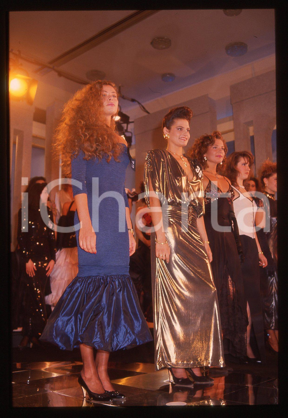 35mm vintage slide*1988 CAMPIONE D'ITALIA Simona VENTURA MISS UNIVERSO ITALIA 25 Diapositiva d'epoca, in formato 35 mm. CONDIZIONI: GOODE' severamente vietata la riproduzione. Tutti i diritti sono riservati. ICharta mette in vendita, sul negozio eBay e in esclusiva sul sito "icharta" il proprio archivio composto da numerose diapositive e negativi fotografici d'epoca, tutti originali e autentici, che attraversano la storia del costume italiano tra gli la fine degli anni Sessanta e Novanta.Si tratta di uno sguardo inedito sull'attualit&agrave;, la politica, la vita quotidiana, il gossip e la cultura, che fotografa il cambiamento della nazione in quest'ultimo scorcio del XX secolo. Un'occasione unica per il mercato del collezionismo, che vede finalmente disponibile un archivio eccezionale per vastit&agrave;, tematiche e condizioni, in un settore (il negativo fotografico e la diapositiva) di assoluta novit&agrave; e dalle interessanti prospettive di investimento.  originale e autentica 1