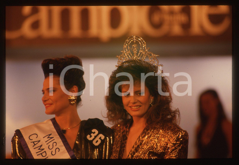 35mm vintage slide*1988 MISS UNIVERSO ITALIA Cecilia BOLOCCO e Simona VENTURA 27 Diapositiva d'epoca, in formato 35 mm. CONDIZIONI: GOODE' severamente vietata la riproduzione. Tutti i diritti sono riservati. ICharta mette in vendita, sul negozio eBay e in esclusiva sul sito "icharta" il proprio archivio composto da numerose diapositive e negativi fotografici d'epoca, tutti originali e autentici, che attraversano la storia del costume italiano tra gli la fine degli anni Sessanta e Novanta.Si tratta di uno sguardo inedito sull'attualit&agrave;, la politica, la vita quotidiana, il gossip e la cultura, che fotografa il cambiamento della nazione in quest'ultimo scorcio del XX secolo. Un'occasione unica per il mercato del collezionismo, che vede finalmente disponibile un archivio eccezionale per vastit&agrave;, tematiche e condizioni, in un settore (il negativo fotografico e la diapositiva) di assoluta novit&agrave; e dalle interessanti prospettive di investimento.  originale e autentica 1