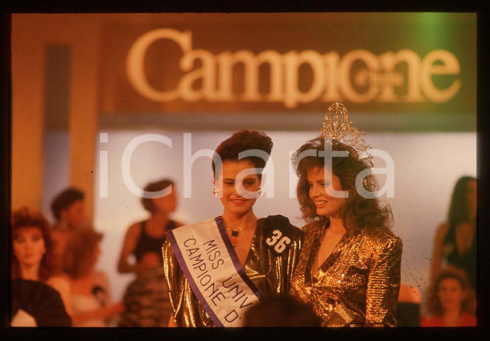 35mm vintage slide*1988 MISS UNIVERSO ITALIA Cecilia BOLOCCO e Simona VENTURA 29 Diapositiva d'epoca, in formato 35 mm. CONDIZIONI: GOODE' severamente vietata la riproduzione. Tutti i diritti sono riservati. ICharta mette in vendita, sul negozio eBay e in esclusiva sul sito "icharta" il proprio archivio composto da numerose diapositive e negativi fotografici d'epoca, tutti originali e autentici, che attraversano la storia del costume italiano tra gli la fine degli anni Sessanta e Novanta.Si tratta di uno sguardo inedito sull'attualit&agrave;, la politica, la vita quotidiana, il gossip e la cultura, che fotografa il cambiamento della nazione in quest'ultimo scorcio del XX secolo. Un'occasione unica per il mercato del collezionismo, che vede finalmente disponibile un archivio eccezionale per vastit&agrave;, tematiche e condizioni, in un settore (il negativo fotografico e la diapositiva) di assoluta novit&agrave; e dalle interessanti prospettive di investimento.  originale e autentica 1