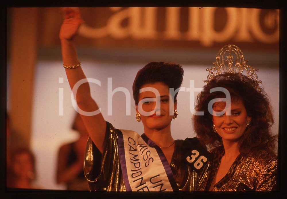 35mm vintage slide*1988 MISS UNIVERSO ITALIA Cecilia BOLOCCO e Simona VENTURA 30 Diapositiva d'epoca, in formato 35 mm. CONDIZIONI: GOODE' severamente vietata la riproduzione. Tutti i diritti sono riservati. ICharta mette in vendita, sul negozio eBay e in esclusiva sul sito "icharta" il proprio archivio composto da numerose diapositive e negativi fotografici d'epoca, tutti originali e autentici, che attraversano la storia del costume italiano tra gli la fine degli anni Sessanta e Novanta.Si tratta di uno sguardo inedito sull'attualit&agrave;, la politica, la vita quotidiana, il gossip e la cultura, che fotografa il cambiamento della nazione in quest'ultimo scorcio del XX secolo. Un'occasione unica per il mercato del collezionismo, che vede finalmente disponibile un archivio eccezionale per vastit&agrave;, tematiche e condizioni, in un settore (il negativo fotografico e la diapositiva) di assoluta novit&agrave; e dalle interessanti prospettive di investimento.  originale e autentica 1