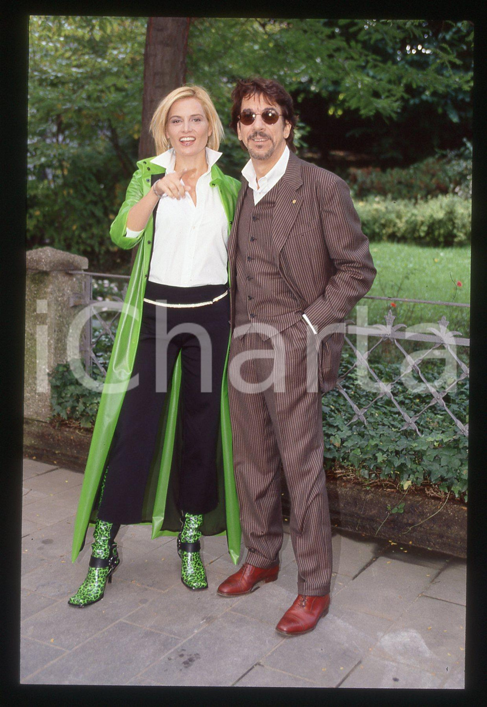 35mm vintage slide* 1999 COSTUME - Simona VENTURA e Marco COLUMBRO Ritratto (3) Diapositiva d'epoca, in formato 35 mm. CONDIZIONI: GOODE' severamente vietata la riproduzione. Tutti i diritti sono riservati. ICharta mette in vendita, sul negozio eBay e in esclusiva sul sito "icharta" il proprio archivio composto da numerose diapositive e negativi fotografici d'epoca, tutti originali e autentici, che attraversano la storia del costume italiano tra gli la fine degli anni Sessanta e Novanta.Si tratta di uno sguardo inedito sull'attualit&agrave;, la politica, la vita quotidiana, il gossip e la cultura, che fotografa il cambiamento della nazione in quest'ultimo scorcio del XX secolo. Un'occasione unica per il mercato del collezionismo, che vede finalmente disponibile un archivio eccezionale per vastit&agrave;, tematiche e condizioni, in un settore (il negativo fotografico e la diapositiva) di assoluta novit&agrave; e dalle interessanti prospettive di investimento.  originale e autentica 1