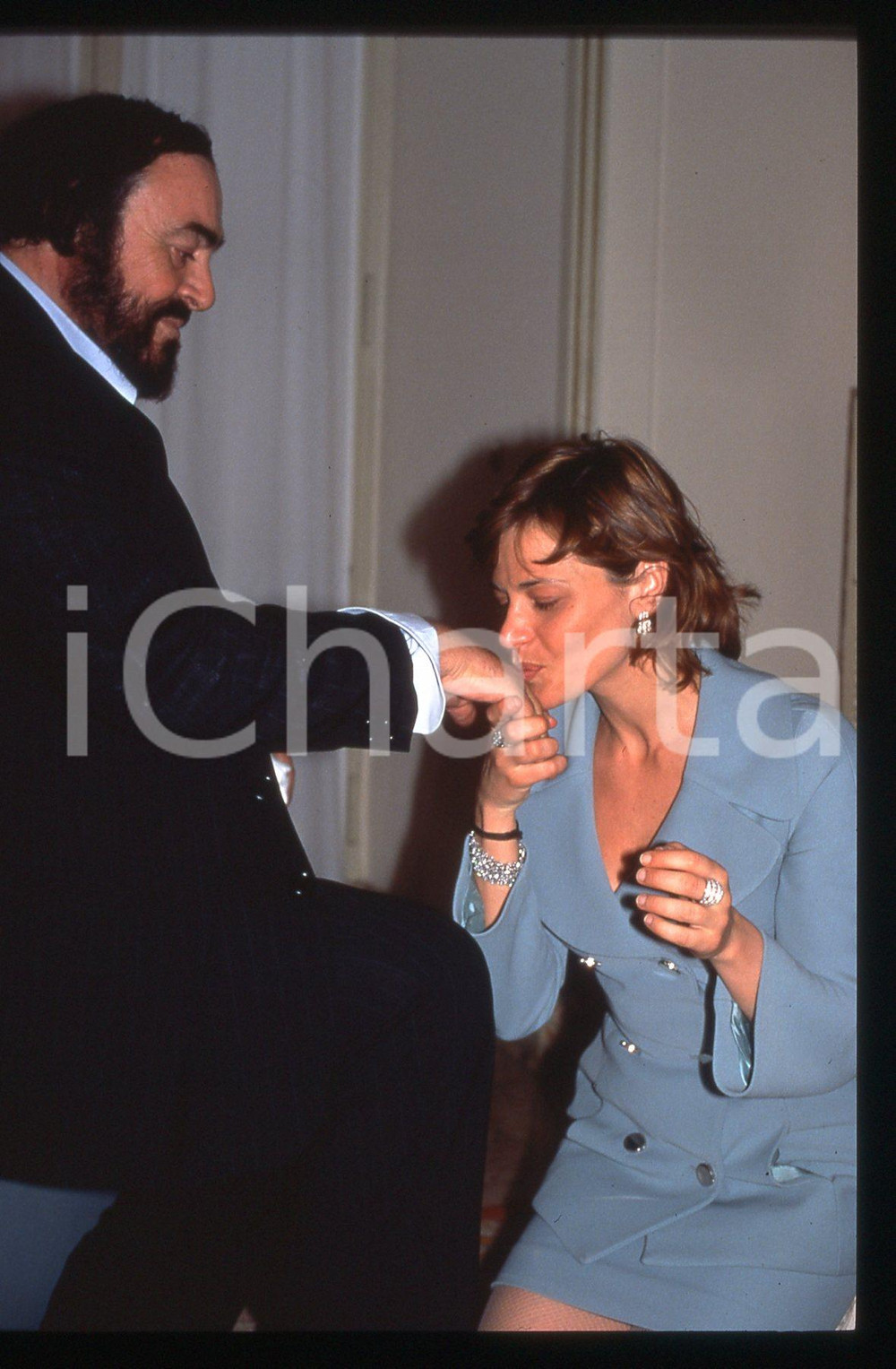 35mm vintage slide* 1991 MODENA Luciano PAVAROTTI e Simona VENTURA Ritratto (5) Diapositiva d'epoca, in formato 35 mm. CONDIZIONI: GOODE' severamente vietata la riproduzione. Tutti i diritti sono riservati. ICharta mette in vendita, sul negozio eBay e in esclusiva sul sito "icharta" il proprio archivio composto da numerose diapositive e negativi fotografici d'epoca, tutti originali e autentici, che attraversano la storia del costume italiano tra gli la fine degli anni Sessanta e Novanta.Si tratta di uno sguardo inedito sull'attualit&agrave;, la politica, la vita quotidiana, il gossip e la cultura, che fotografa il cambiamento della nazione in quest'ultimo scorcio del XX secolo. Un'occasione unica per il mercato del collezionismo, che vede finalmente disponibile un archivio eccezionale per vastit&agrave;, tematiche e condizioni, in un settore (il negativo fotografico e la diapositiva) di assoluta novit&agrave; e dalle interessanti prospettive di investimento.  originale e autentica 1