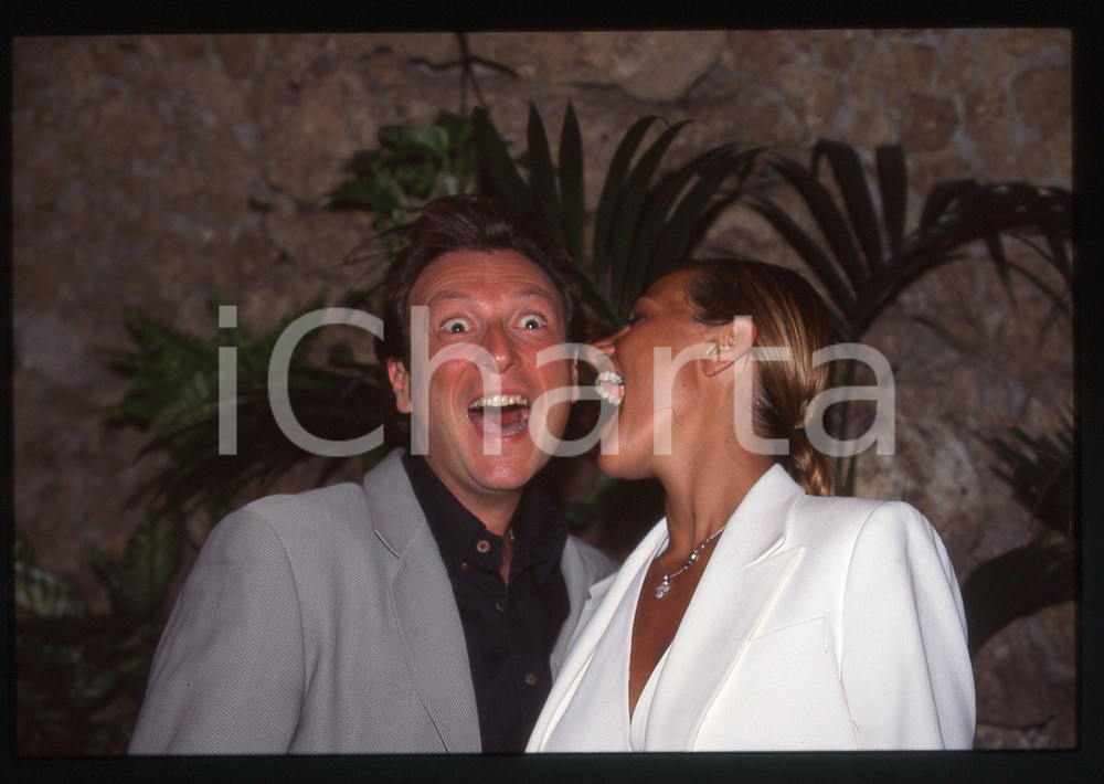 35mm vintage slide* 1998 TELEVISIONE - Simona VENTURA e AMADEUS ritratto (3) Diapositiva d'epoca, in formato 35 mm.Nella diapositiva appare Amedeo Umberto Rita Sebastiani in arte Amadeus.CONDIZIONI: GOODE' severamente vietata la riproduzione. Tutti i diritti sono riservati. ICharta mette in vendita, sul negozio eBay e in esclusiva sul sito "icharta" il proprio archivio composto da numerose diapositive e negativi fotografici d'epoca, tutti originali e autentici, che attraversano la storia del costume italiano tra gli la fine degli anni Sessanta e Novanta.Si tratta di uno sguardo inedito sull'attualit&agrave;, la politica, la vita quotidiana, il gossip e la cultura, che fotografa il cambiamento della nazione in quest'ultimo scorcio del XX secolo. Un'occasione unica per il mercato del collezionismo, che vede finalmente disponibile un archivio eccezionale per vastit&agrave;, tematiche e condizioni, in un settore (il negativo fotografico e la diapositiva) di assoluta novit&agrave; e dalle interessanti prospettive di investimento.  originale e autentica 1